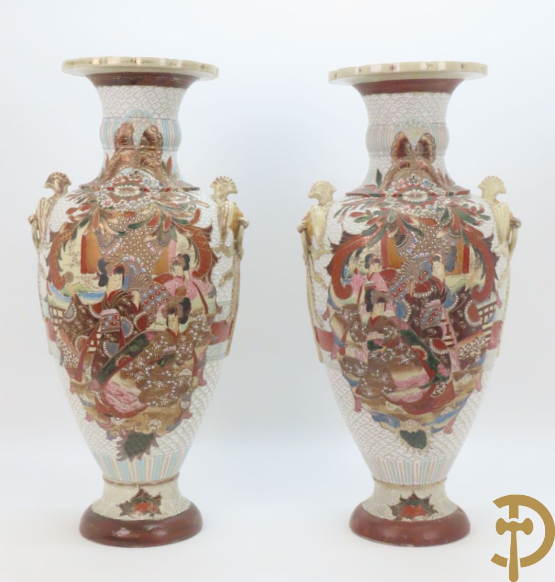 Paar Japanse Satsumat vazen met kijgerdecor en geanimeerde scènes, zijdelings met vogels bezet