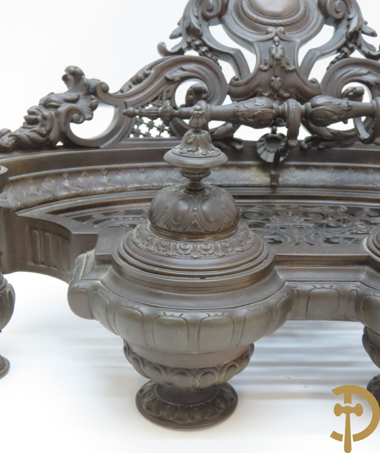 Bronzen Neo Renaissance inktstel met rocailles en bladmotieven