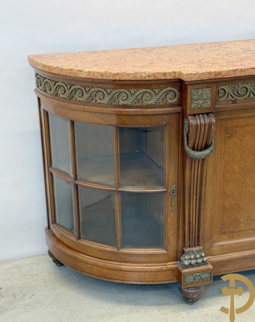 Art deco Decoene vierdeursdressoir in notelaar fineer met gebogen beglaasde deuren opzij en bezet met bronzen ornamenten - bovenaan met marmeren blad