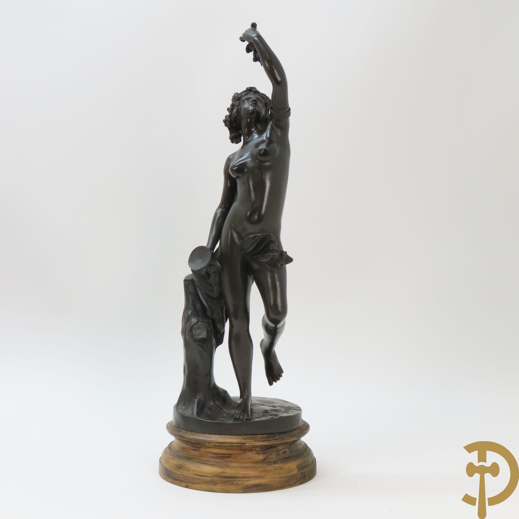 CLODION get. 'Staande naakte dame met roemer en druiventros' bronzen beeld op houten sokkel