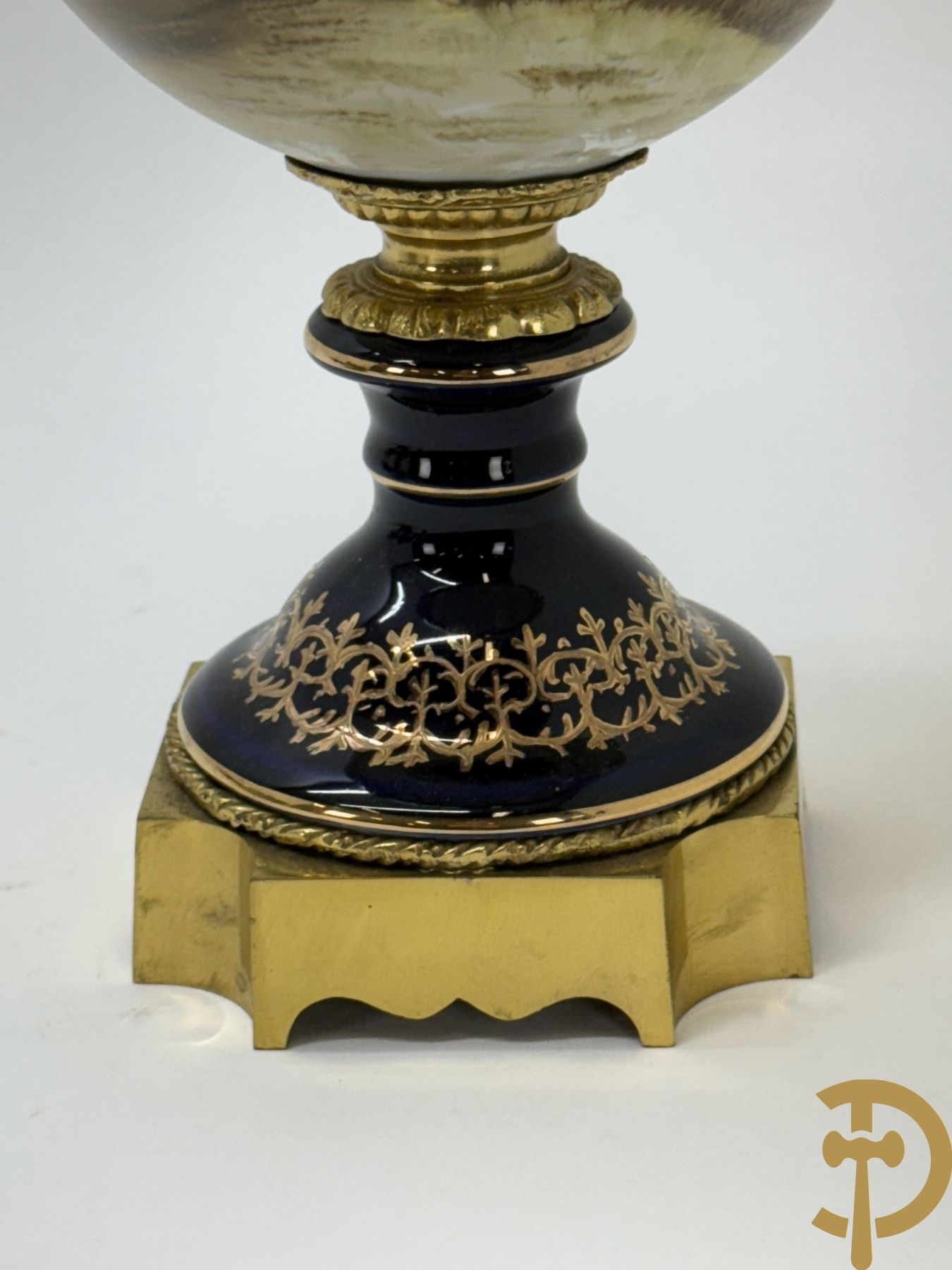 Paar Sèvres stijl vazen met bedrukt geanimeerd decor, naar Boucher