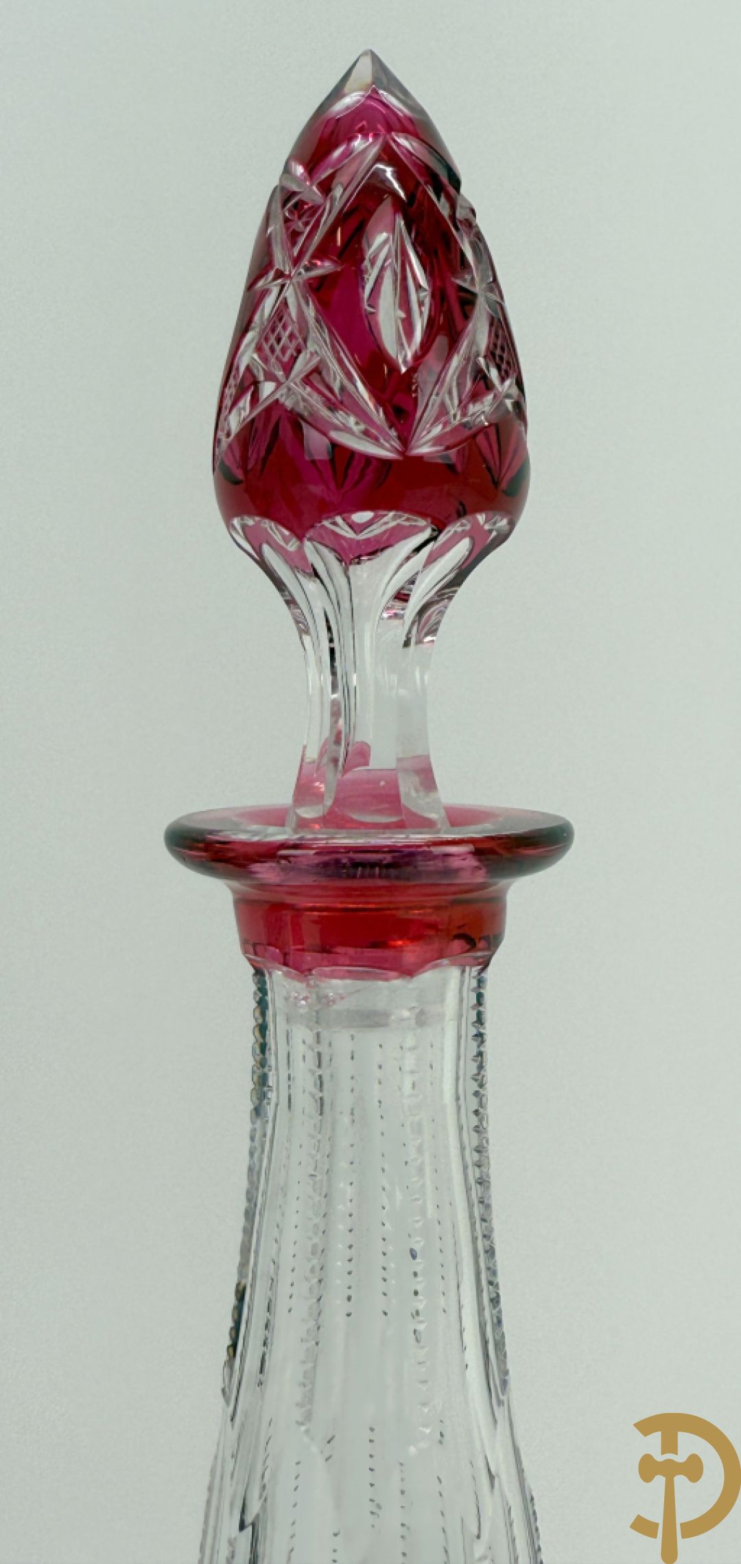 Paarse en rood gekleurde kristallen karaf Val-Saint-Lambert + 2 Boheemse karaffen + verzilverde decanteur met Louis XV motieven