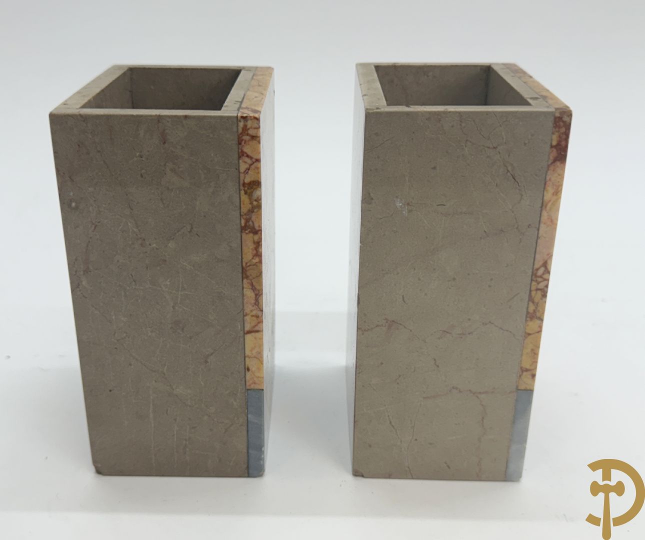 Driedelige marmeren Art deco garnituur, bovenaan bekroond met meisje met bal in zamak - geflankeerd door paar marmeren zijstukken