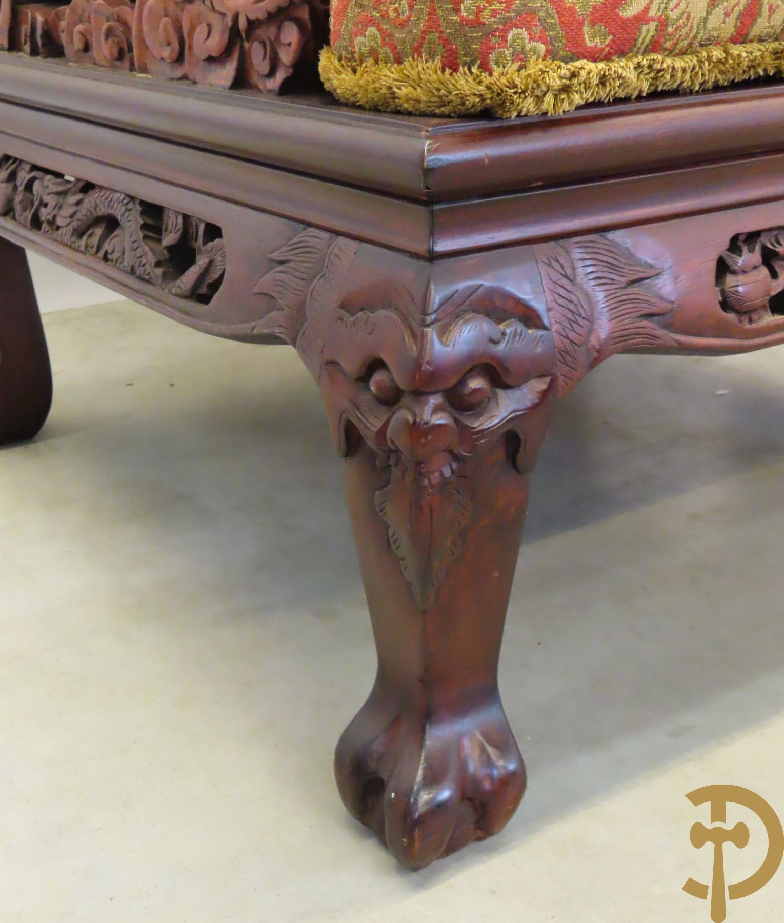 Aziatisch hardhouten salonensemble bestaande uit paar fauteuils met drakensculptuur en orientaalse motieven, paar lage banquettes, paar bijzettafels en salontafel