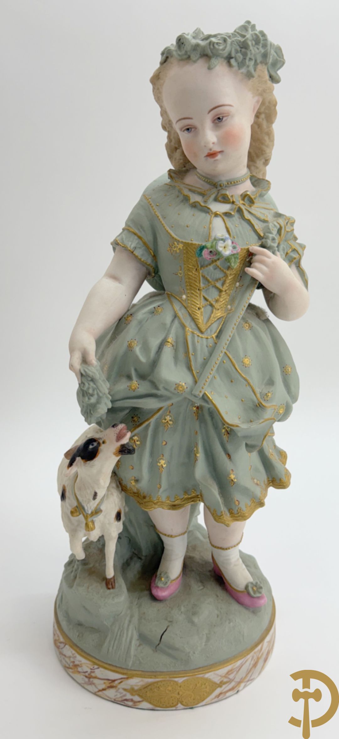 Paar grote Franse gekleurde biscuits van meisje en 
 jongen met schaap en geit