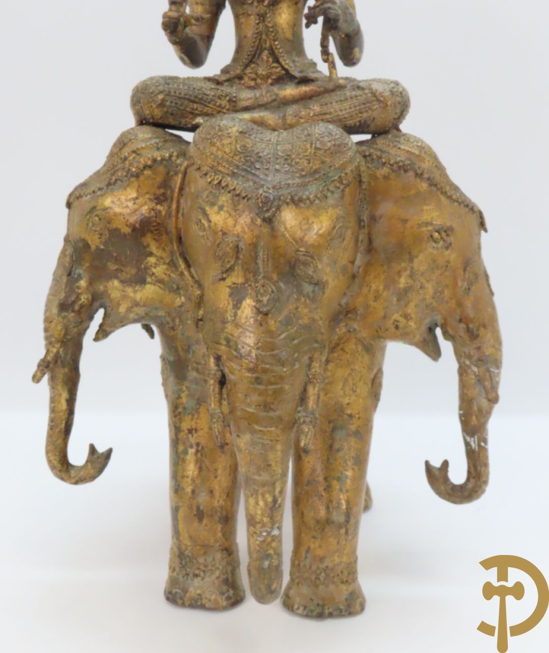 Orientaalse kopersculptuur van driekoppige olifant met boedhisatsvat + koperen boedhistische figuur met snaarinstrument