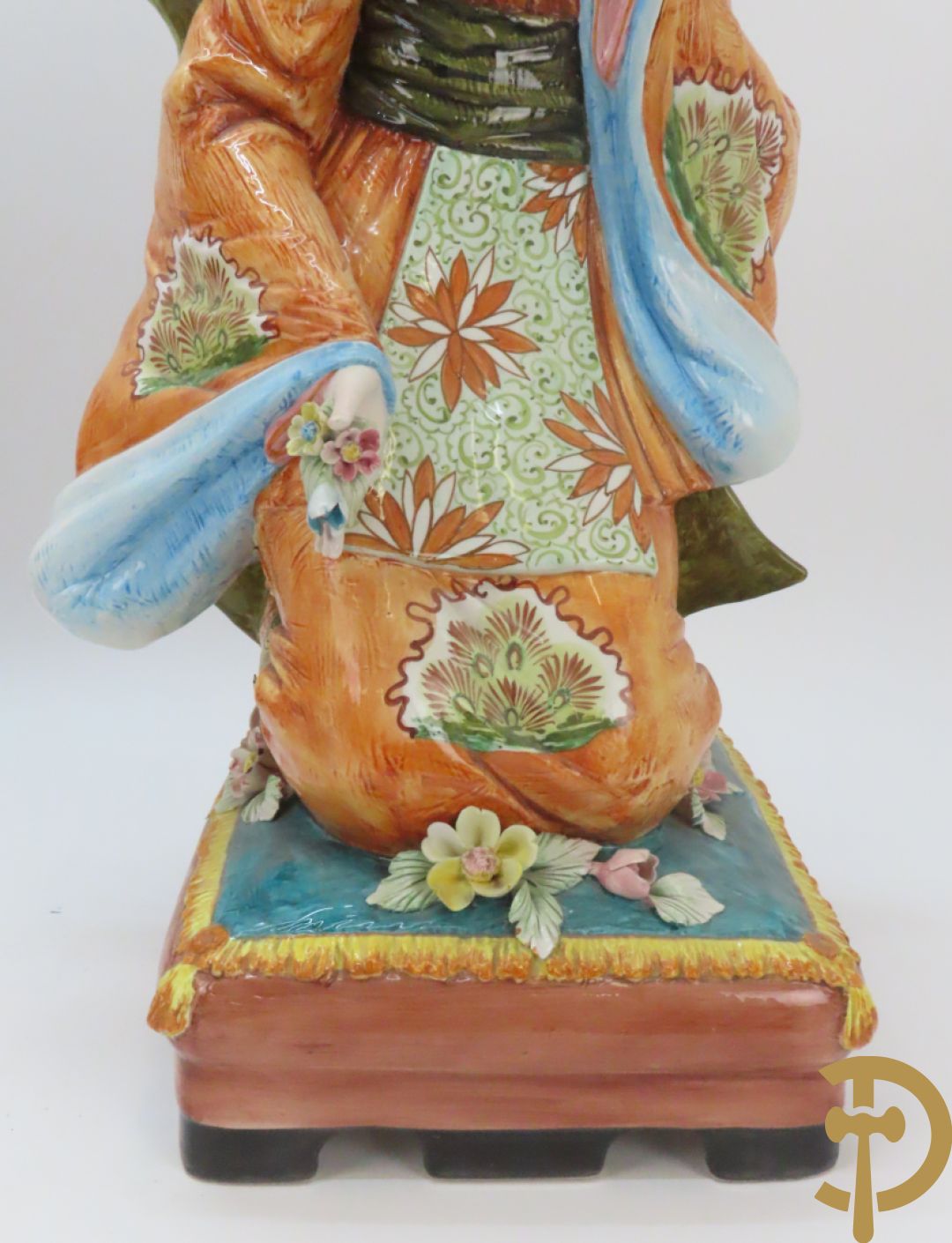 Twee Italiaanse beelden van oosterse dame met bloemen, getekend achteraan Polouioto en oosterse man met snaarinstrument in meerkleurige faience