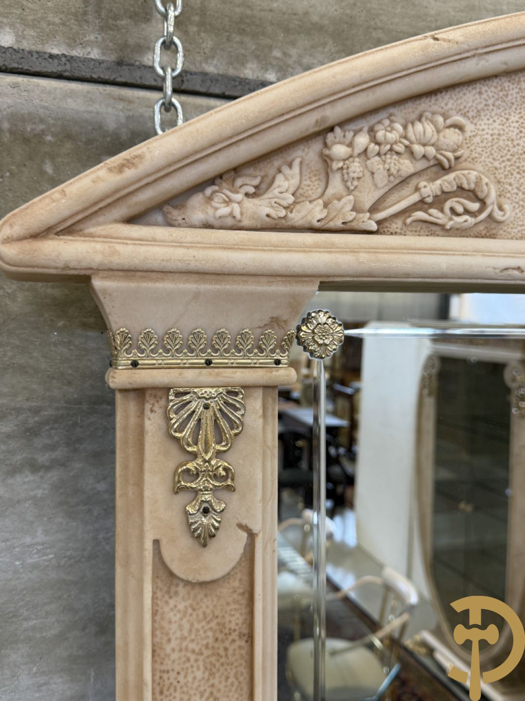 Uitzonderlijke eetkamer bestaande uit dressoir met 4 deuren en 2 lades op voluutvormig onderstel met rocailles opzij en boven met spiegel + bijhorende vitrine + console + spiegel + tafel op voluutvormig onderstel + 6 bijhorende armzetels met koperen frame - uniek ontwerp door de firma Vidal Grau Spaanse makelij, begin jaren 