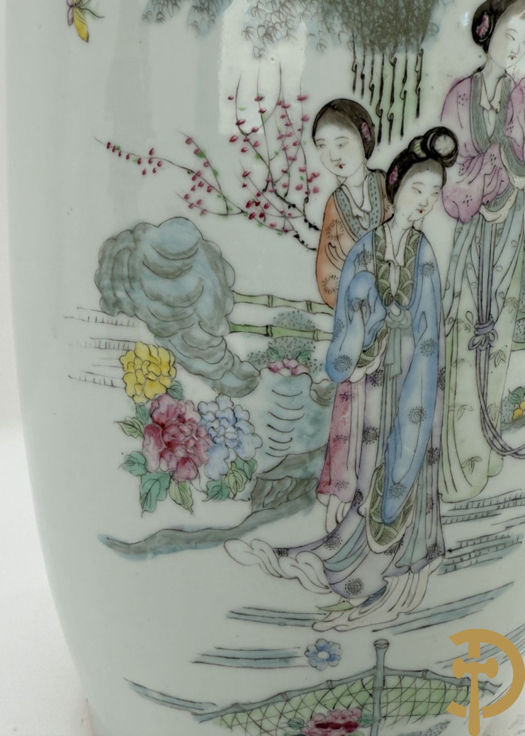 Paar Chinese porseleinen vazen met decor van dames in landschap