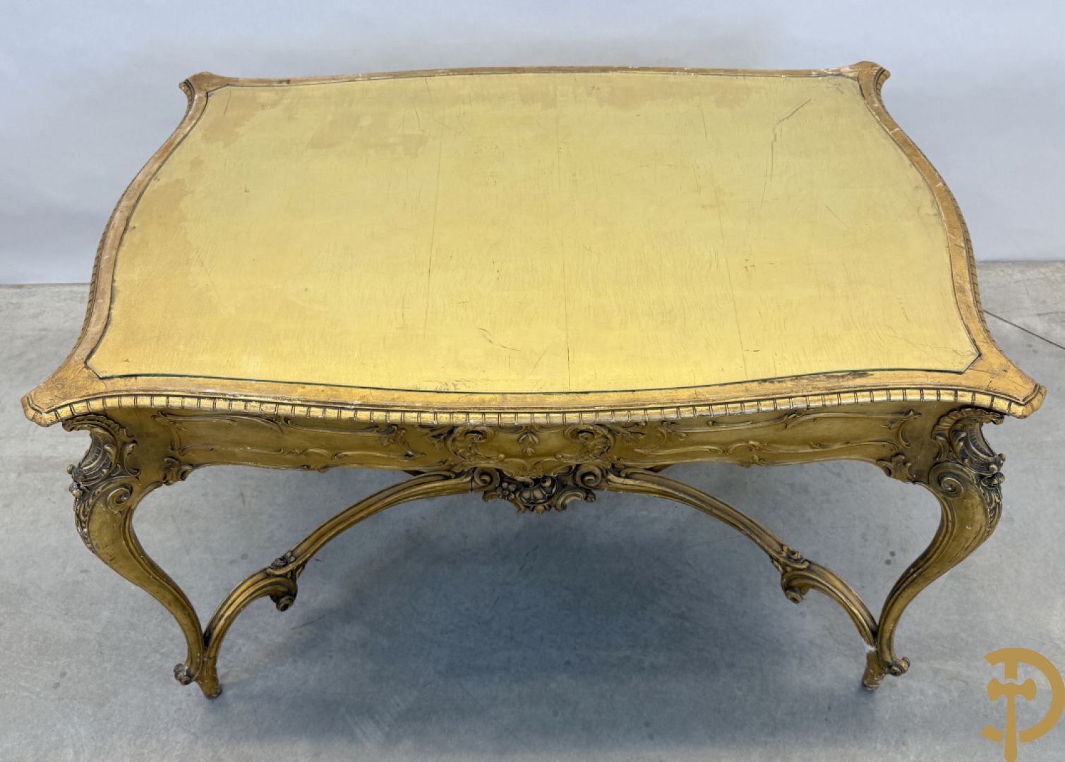 Vergulde tafel met rocailles en geslepen glazen blad op voluutvormige poten, Louis XV stijl