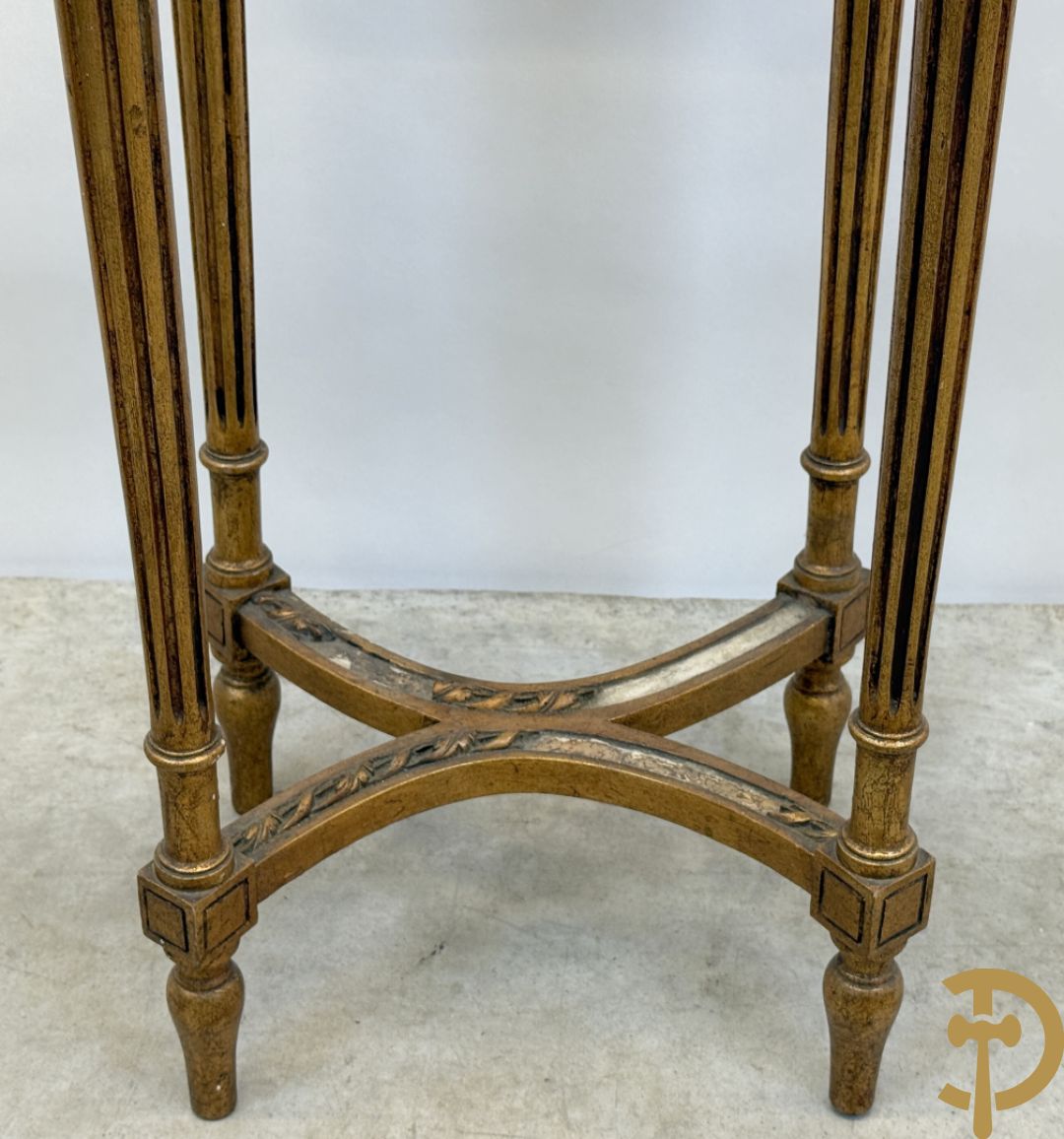 Vergulde bijzettafel Louis XVI stijl met wit marmeren blad op gecanneleerde poten