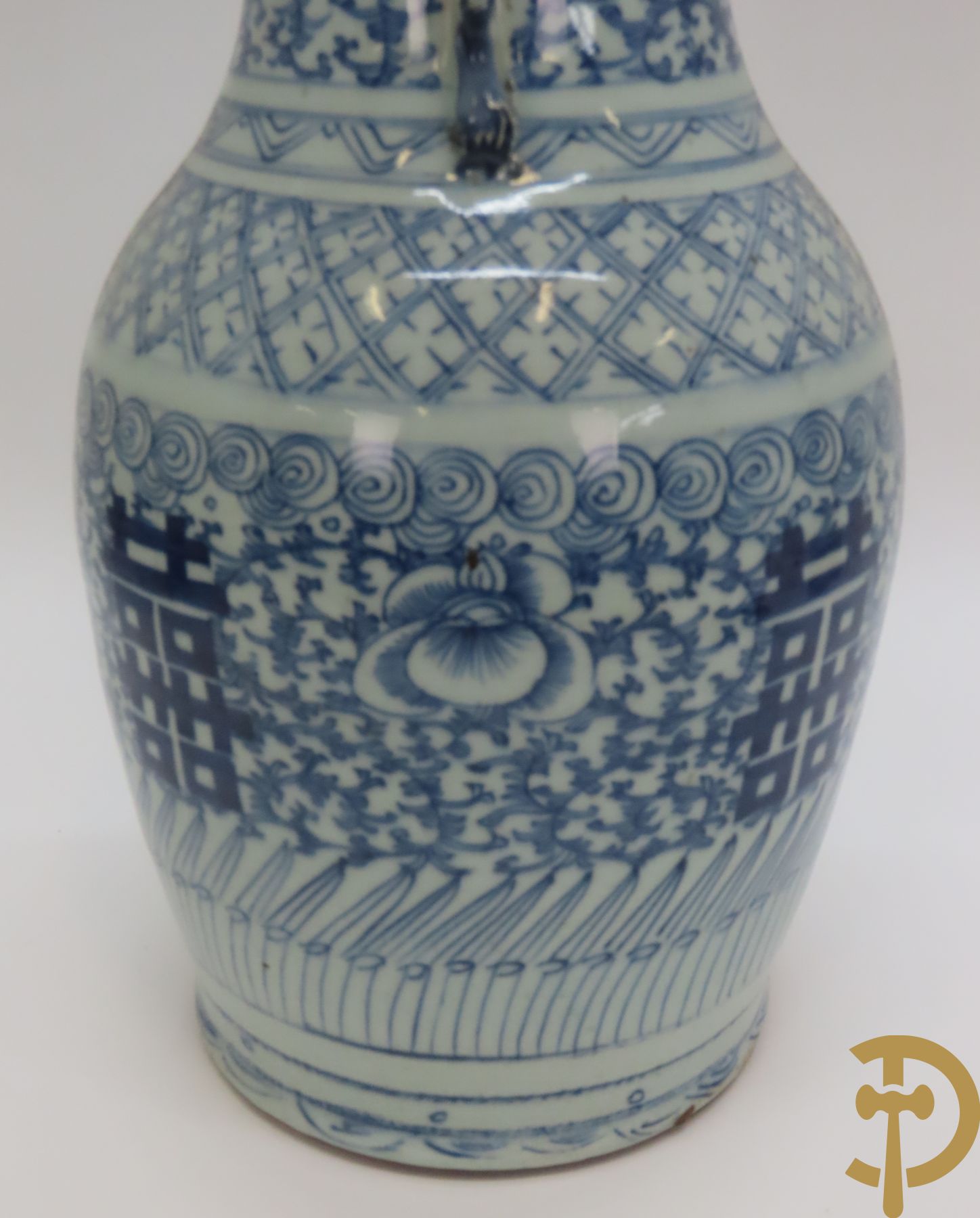 Twee Chinese porseleinen vazen met blauw/wit decor en Chinese tekens