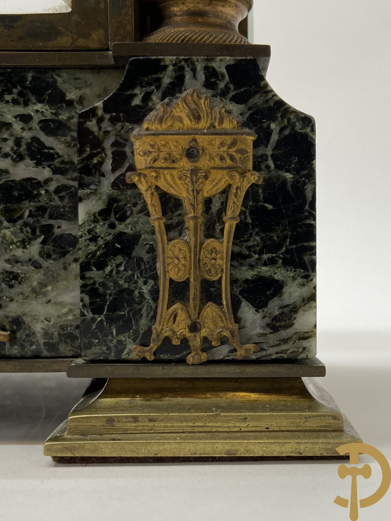 Franse pendule met bronzen basrelief van cupido