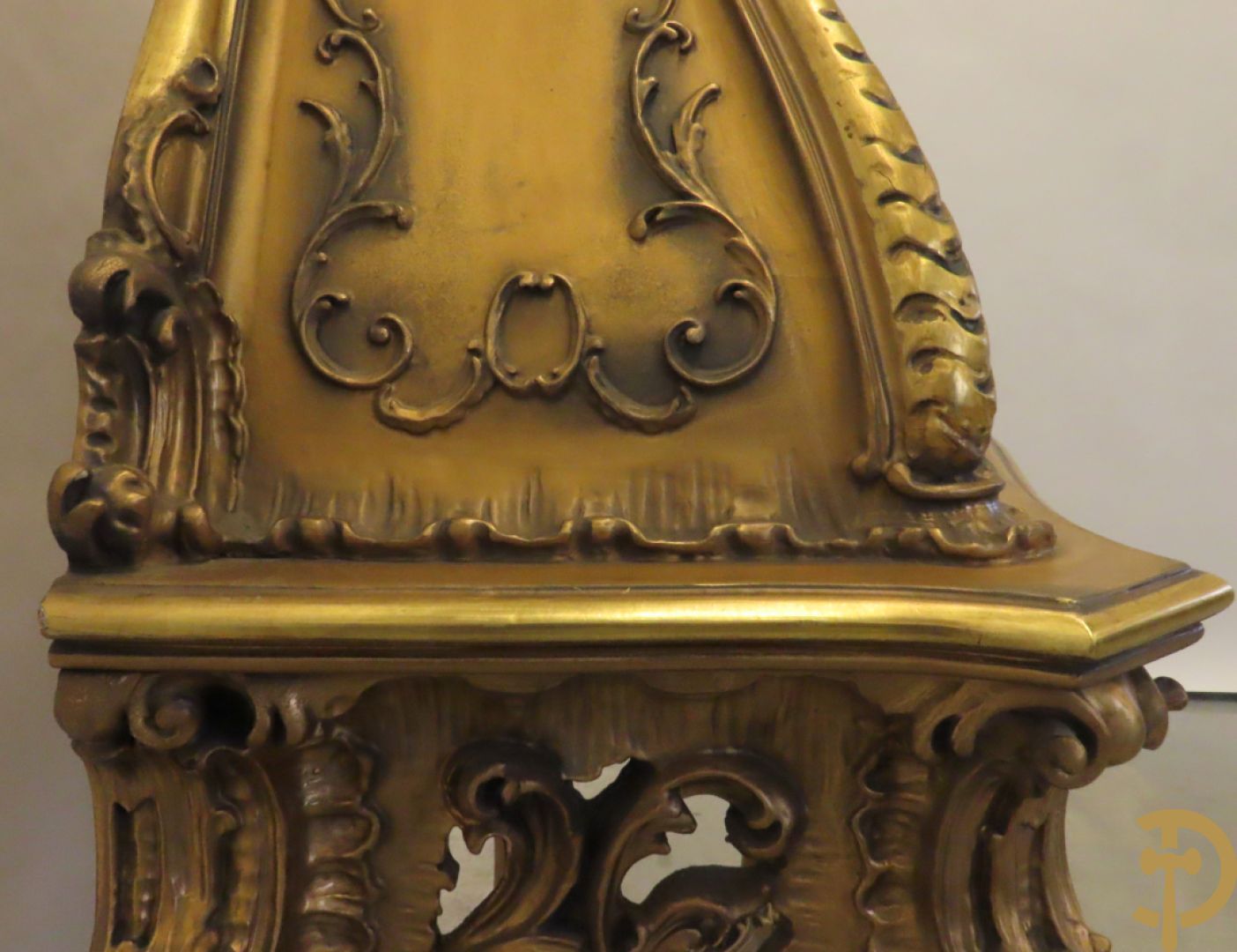 Uitzonderlijke vergulde bar met accanthusranken en bloemenmotieven op voluutvormige poten
