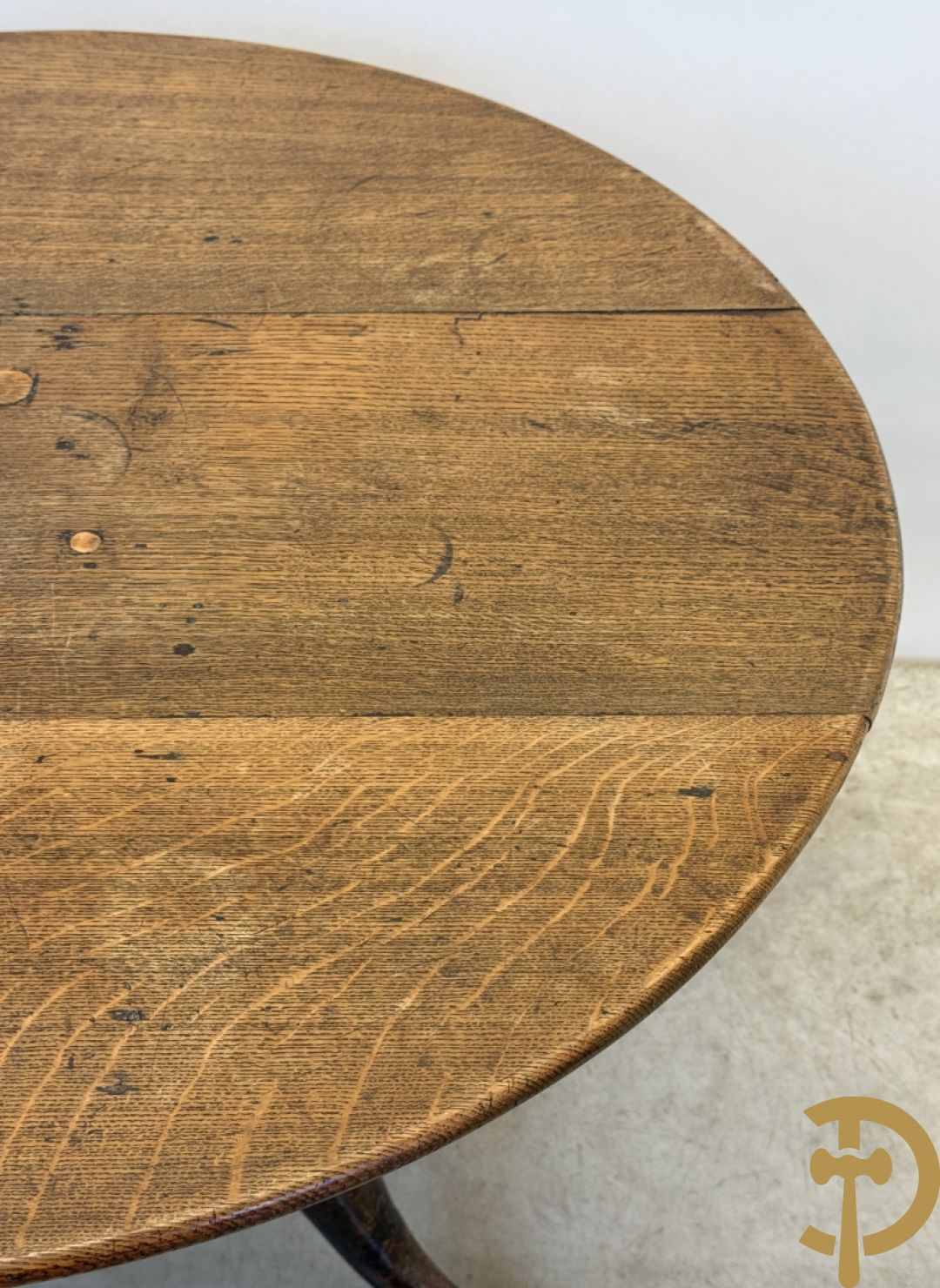 Engelse eiken ronde kantelbare flaptafel op Queen Anne poten + eiken bijzettafel op driepikkel