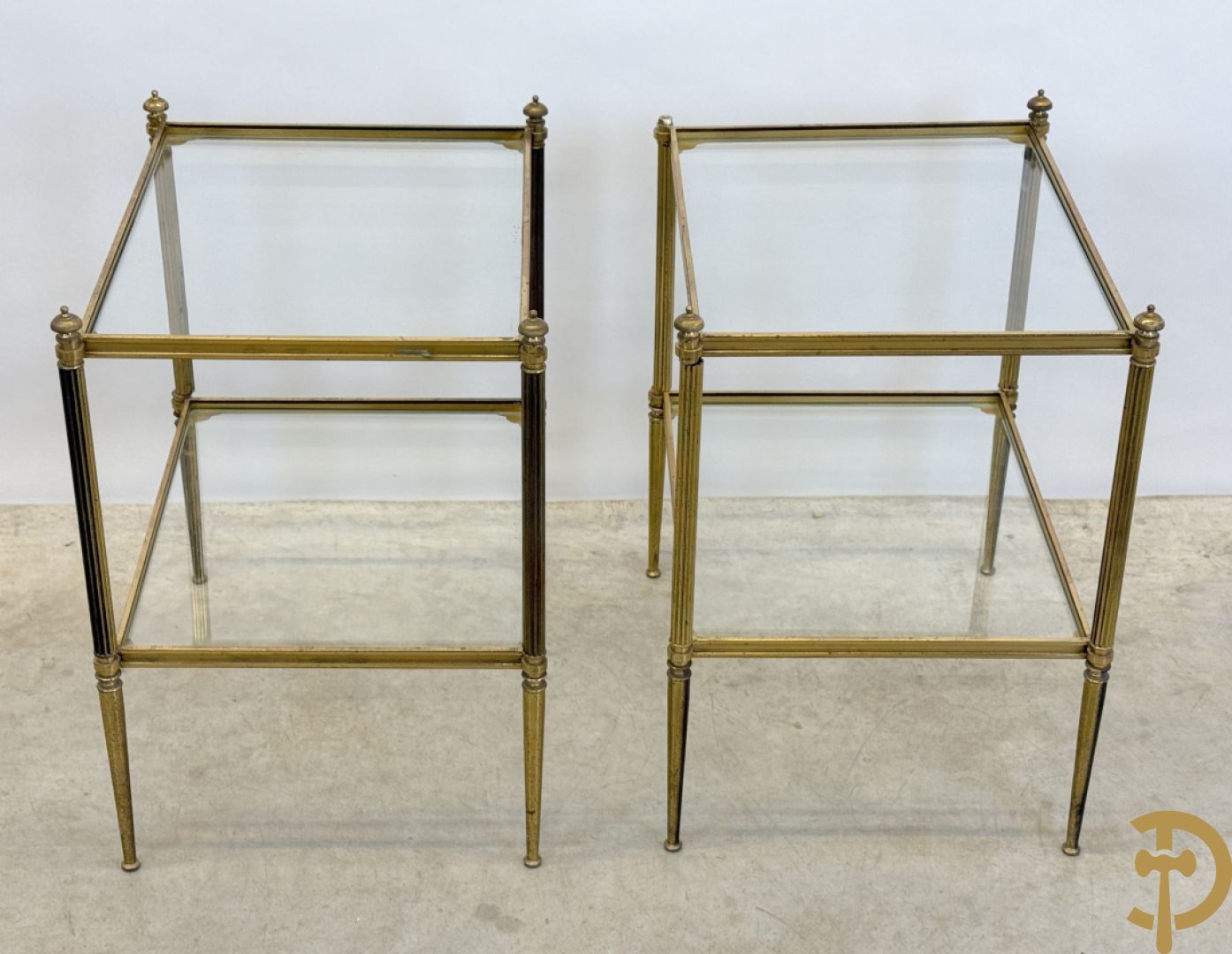 Paar koperen bout de canapé bijzettafels + koperen étagèretafel met gefumeerd glas