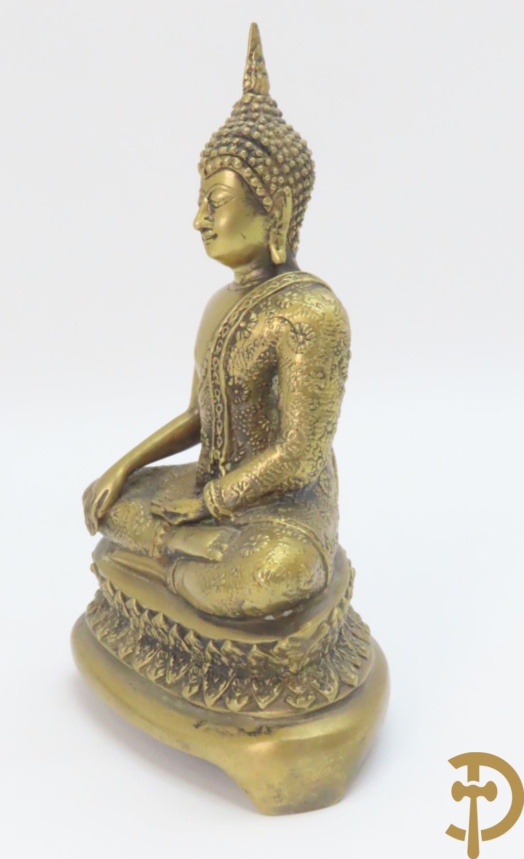 Bronzen zittende boedha + boedha in verweerd metaal