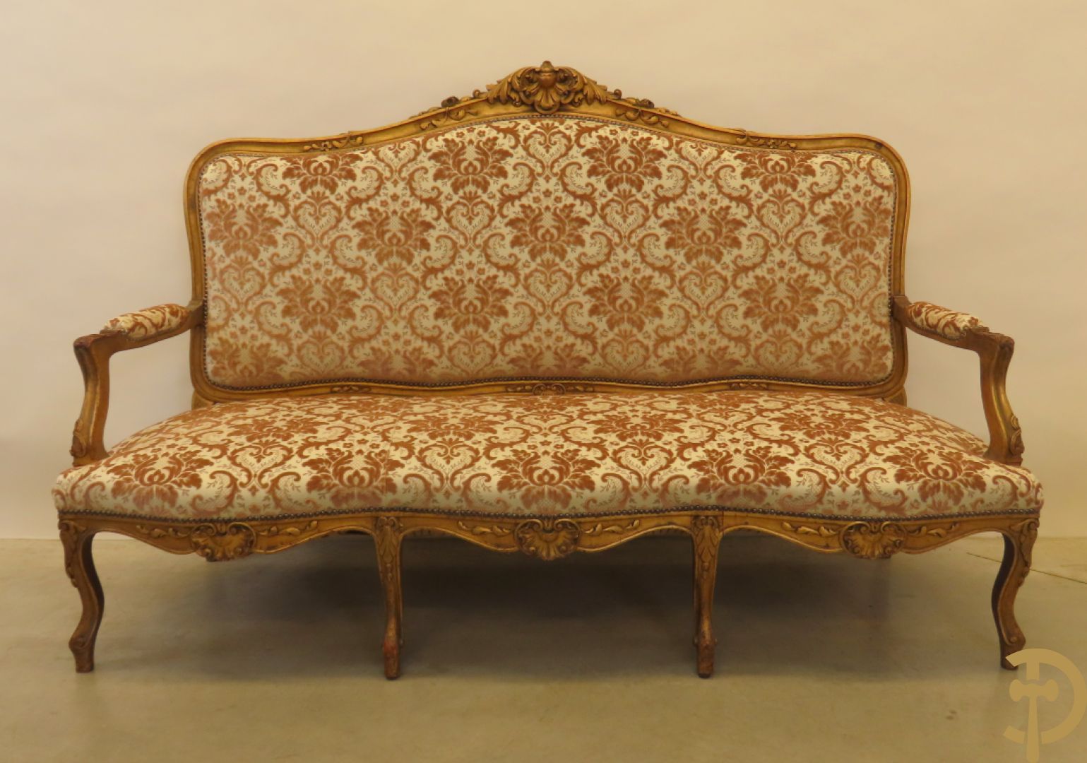Vijfdelig verguld Louis XV salonensemble bestaande uit canapé en 4 fauteuils - met mooie accanthusranken en bloemensculptuur