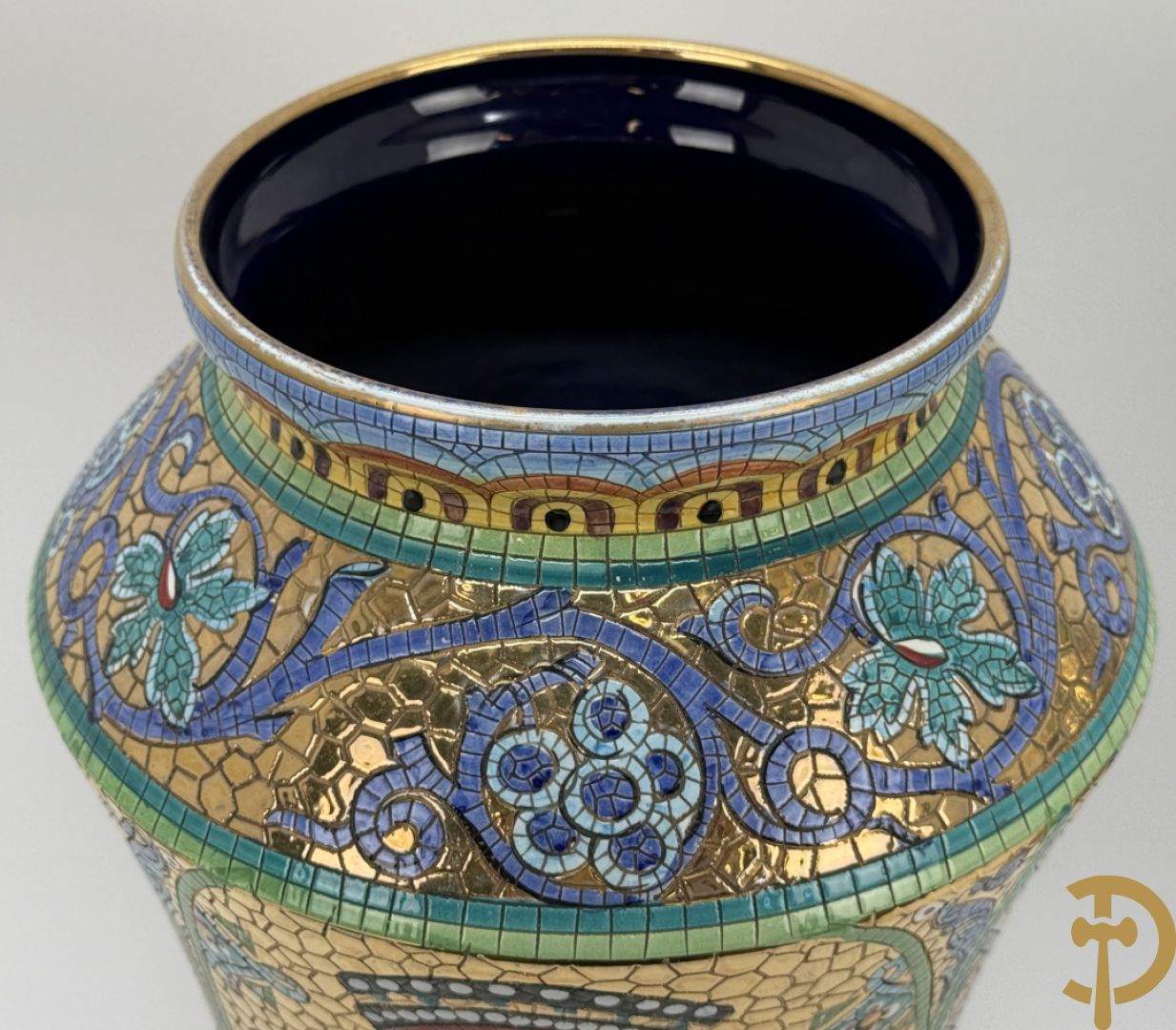 Twee Italiaanse vazen met verguld decor van personages en bloemenranken, Maioliche Deruta Italy 10005/45 en 10005/47