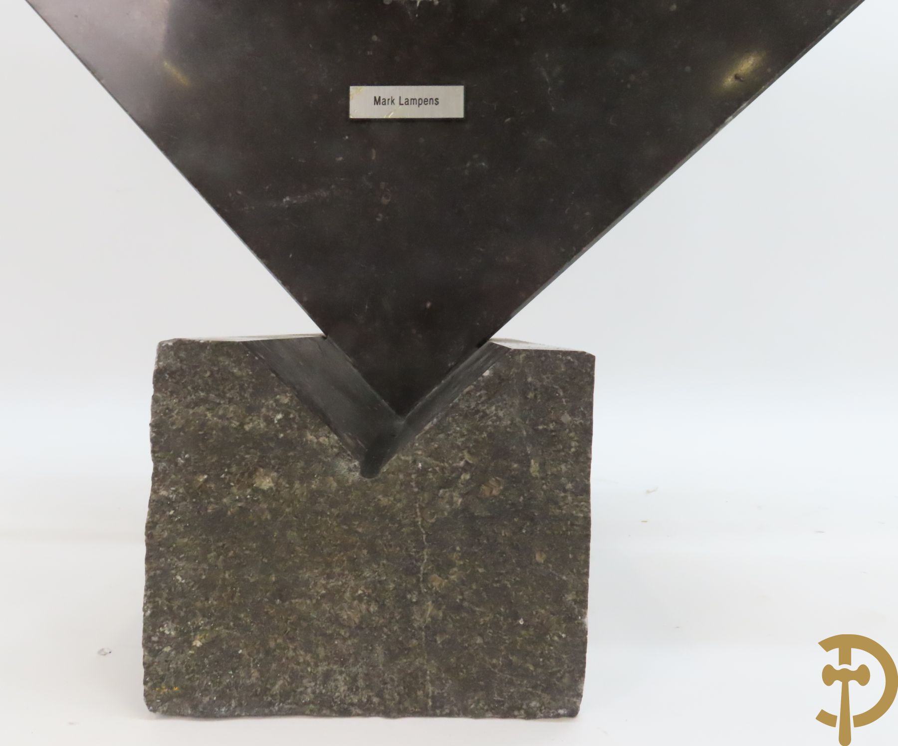 LAMPENS Mark getekend op arduinene sokkel - Kegelvormige bronssculptuur met grillig rolwerk