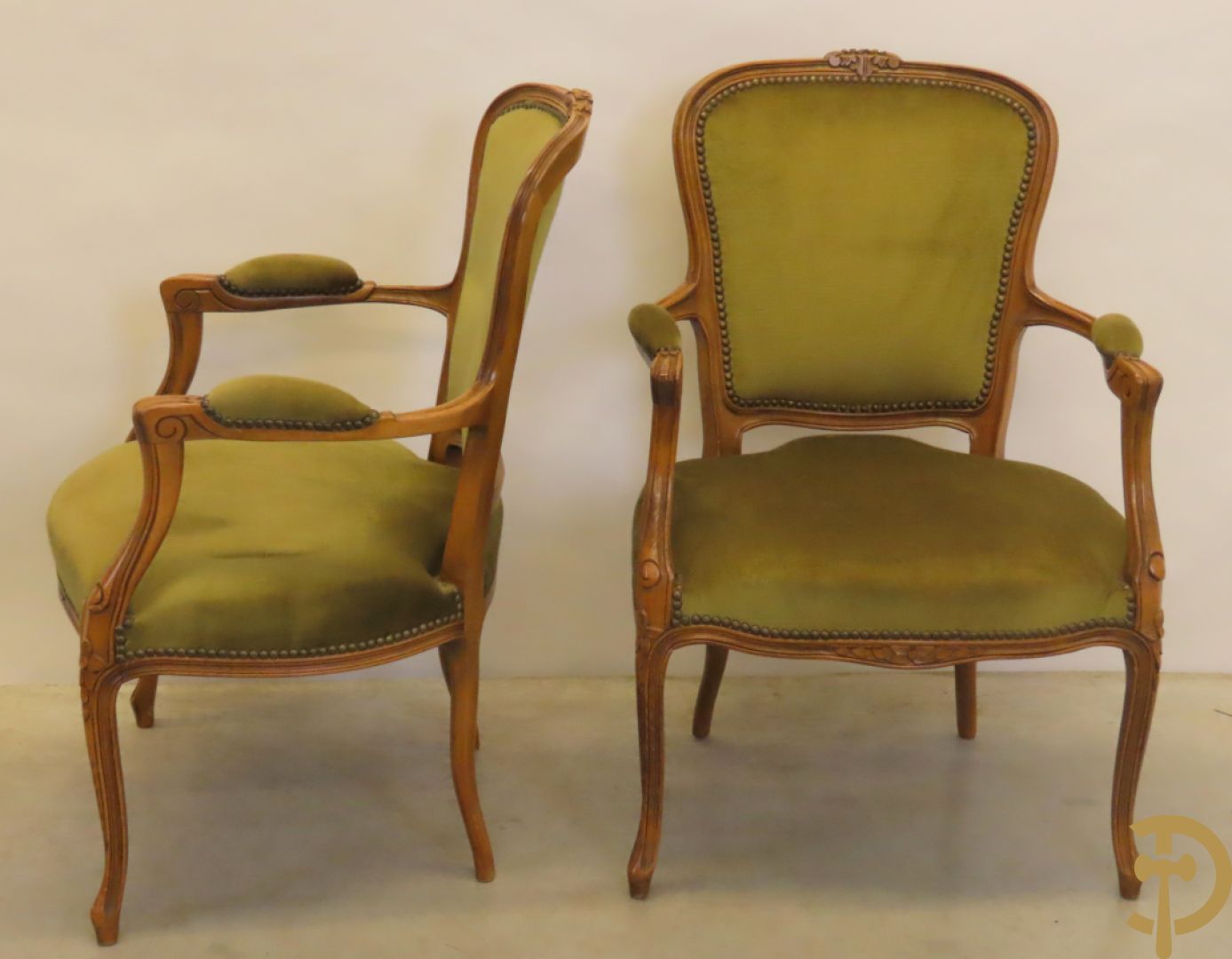 Paar groen gestoffeerde Louis XV bijzetarmzetels
