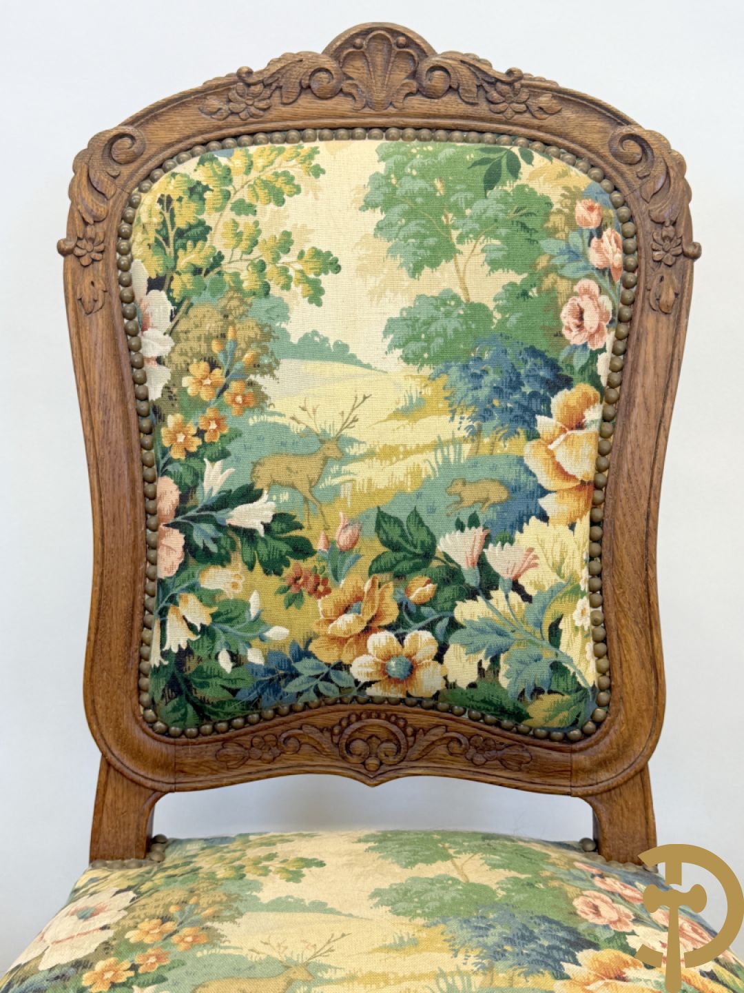 Vier eiken Louis XV stoelen met gebloemde stof en rocailles in de rug, op voluutvormige poten