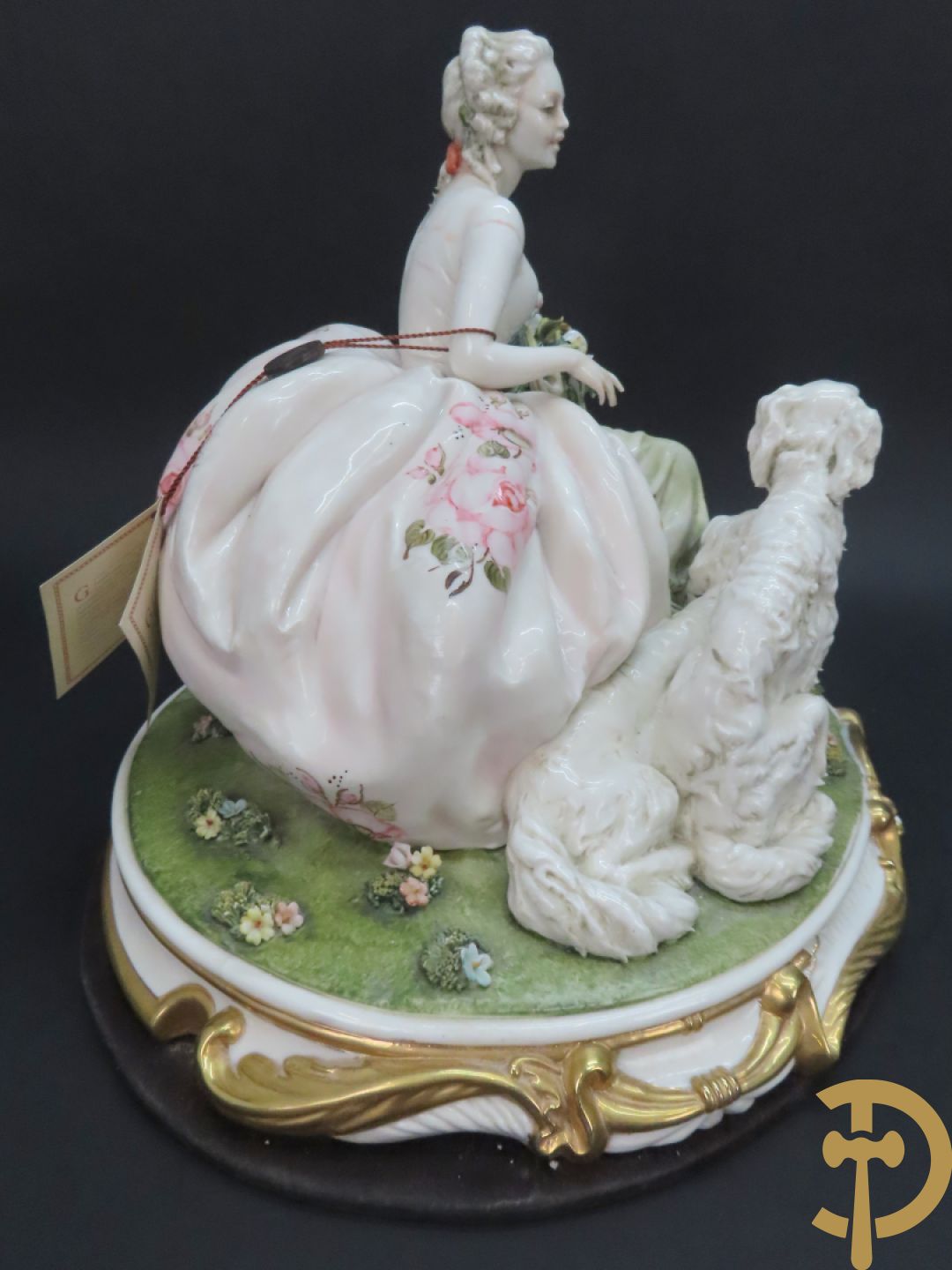 Italiaans porseleinen sierbeeld van zittende dame met 2 windhonden, L. Cazzola getekend en Capo di Monte gemerkt achteraan