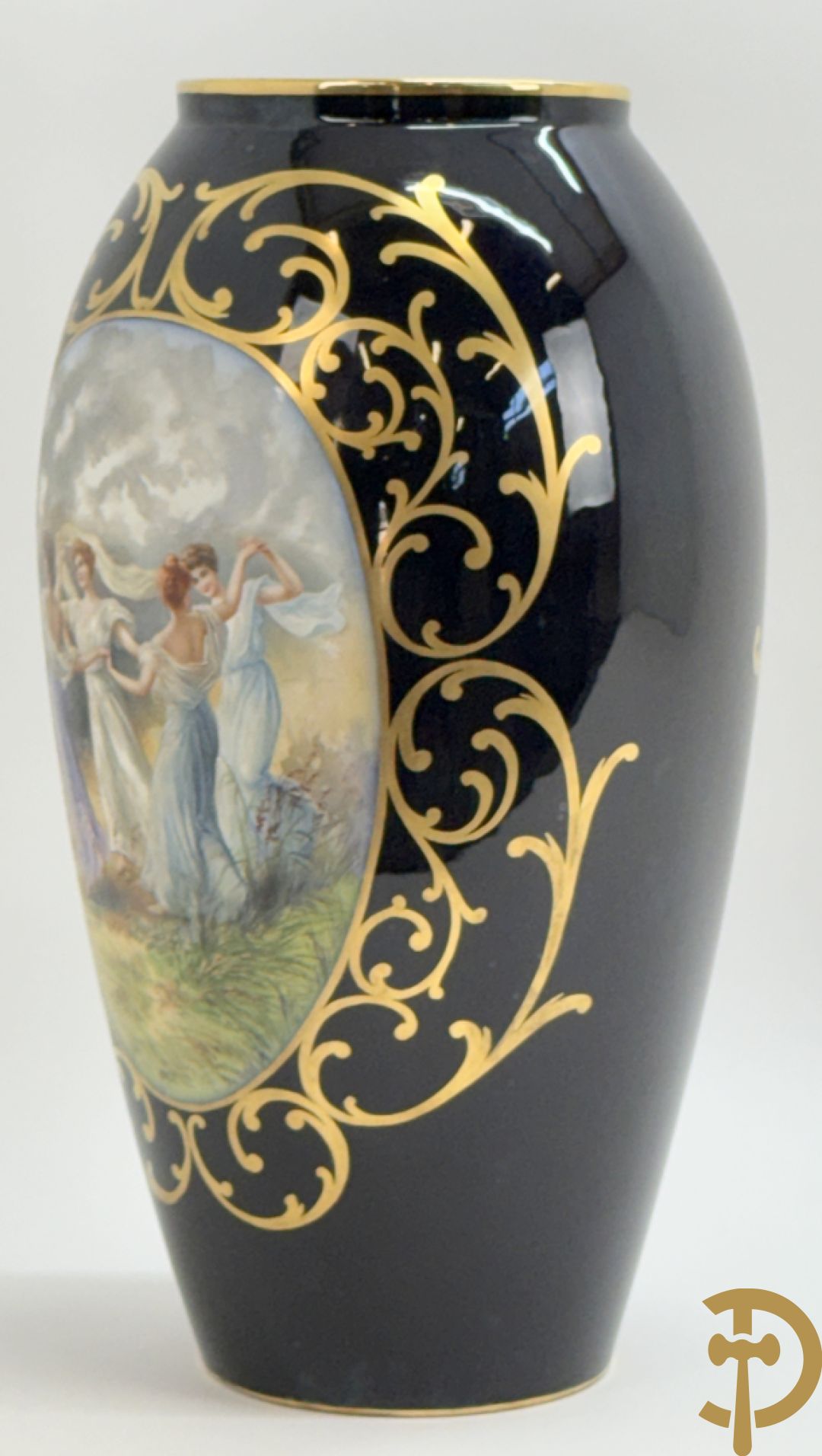 Porseleinen siervaas met idyllisch landschap met 4 dansende dames op blauwe fond, gemerkt Orly