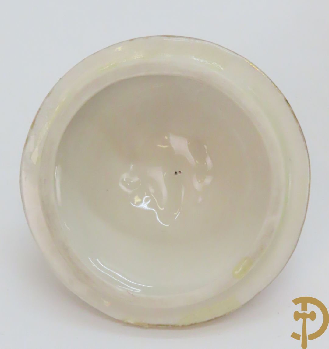 Koets in Royal Dux getrokken door cupido