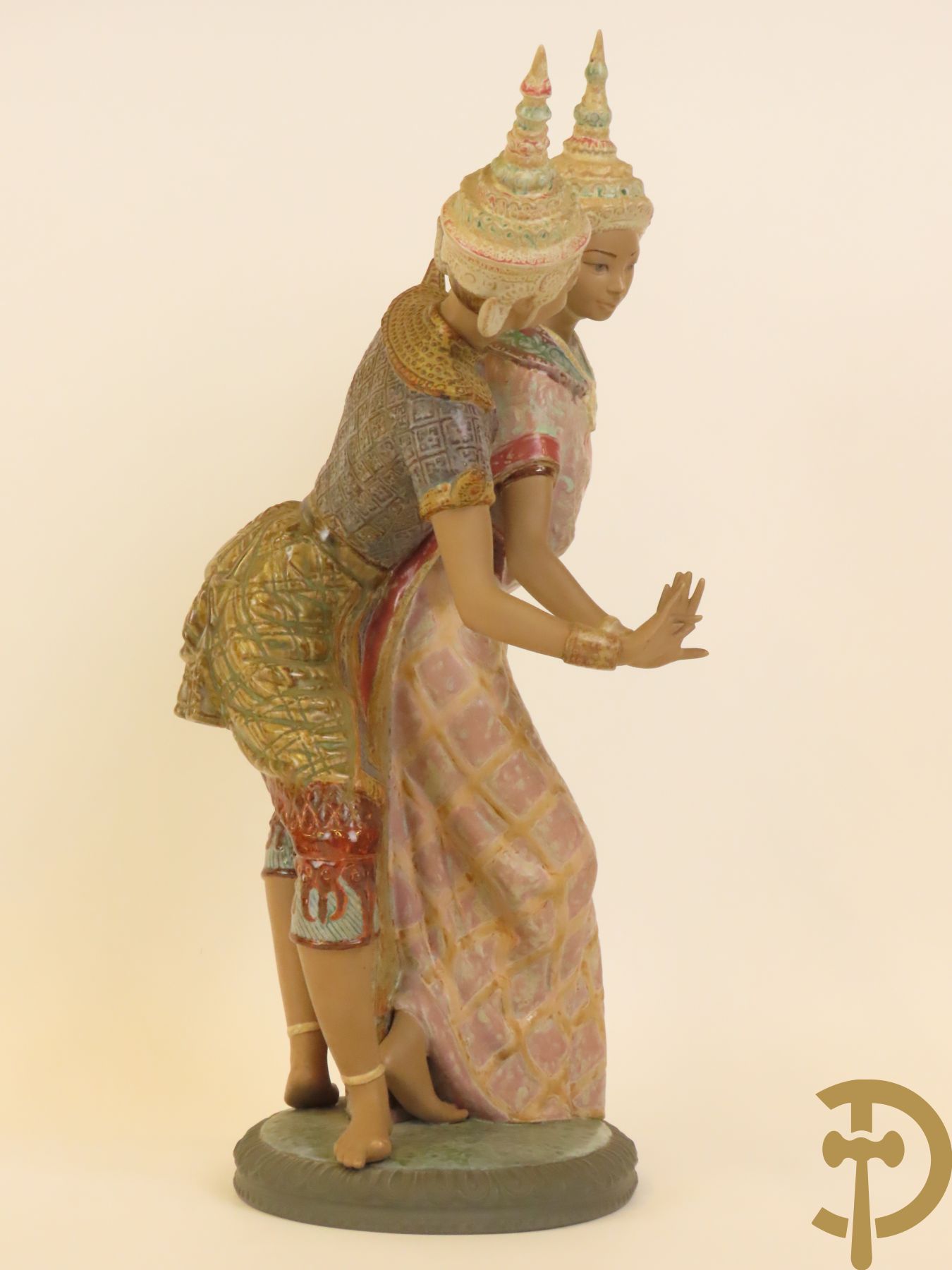 Thaise danseres met jongeman in keramiek, onderaan gemerkt Lladro
