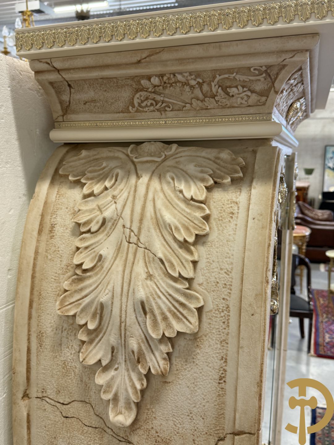 Uitzonderlijke eetkamer bestaande uit dressoir met 4 deuren en 2 lades op voluutvormig onderstel met rocailles opzij en boven met spiegel + bijhorende vitrine + console + spiegel + tafel op voluutvormig onderstel + 6 bijhorende armzetels met koperen frame - uniek ontwerp door de firma Vidal Grau Spaanse makelij, begin jaren 