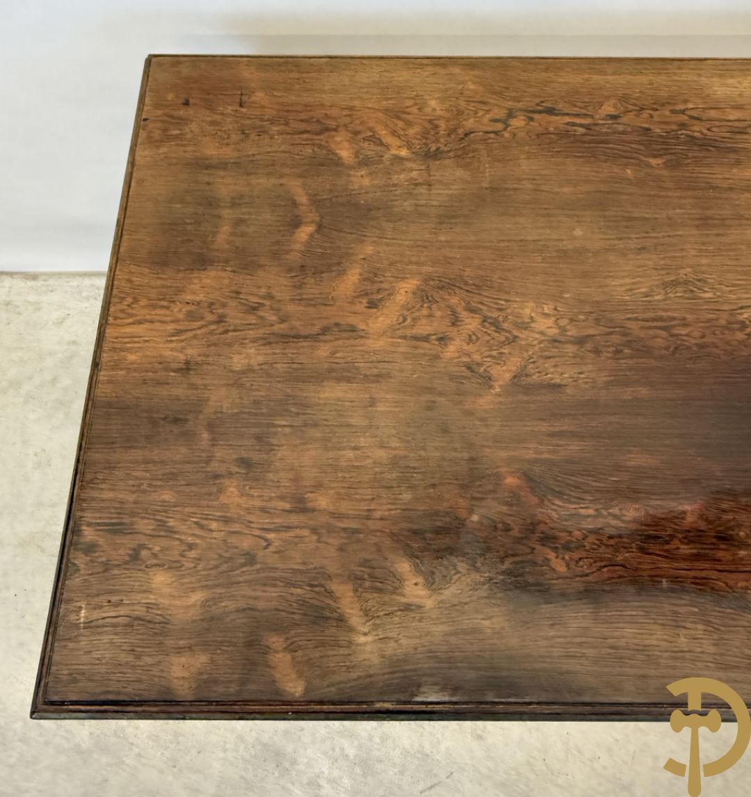 Syrische schrijftafel in exotische houtsoorten met 3 lades op 8 poten met boogvormige en deel vergulde motieven, 19e