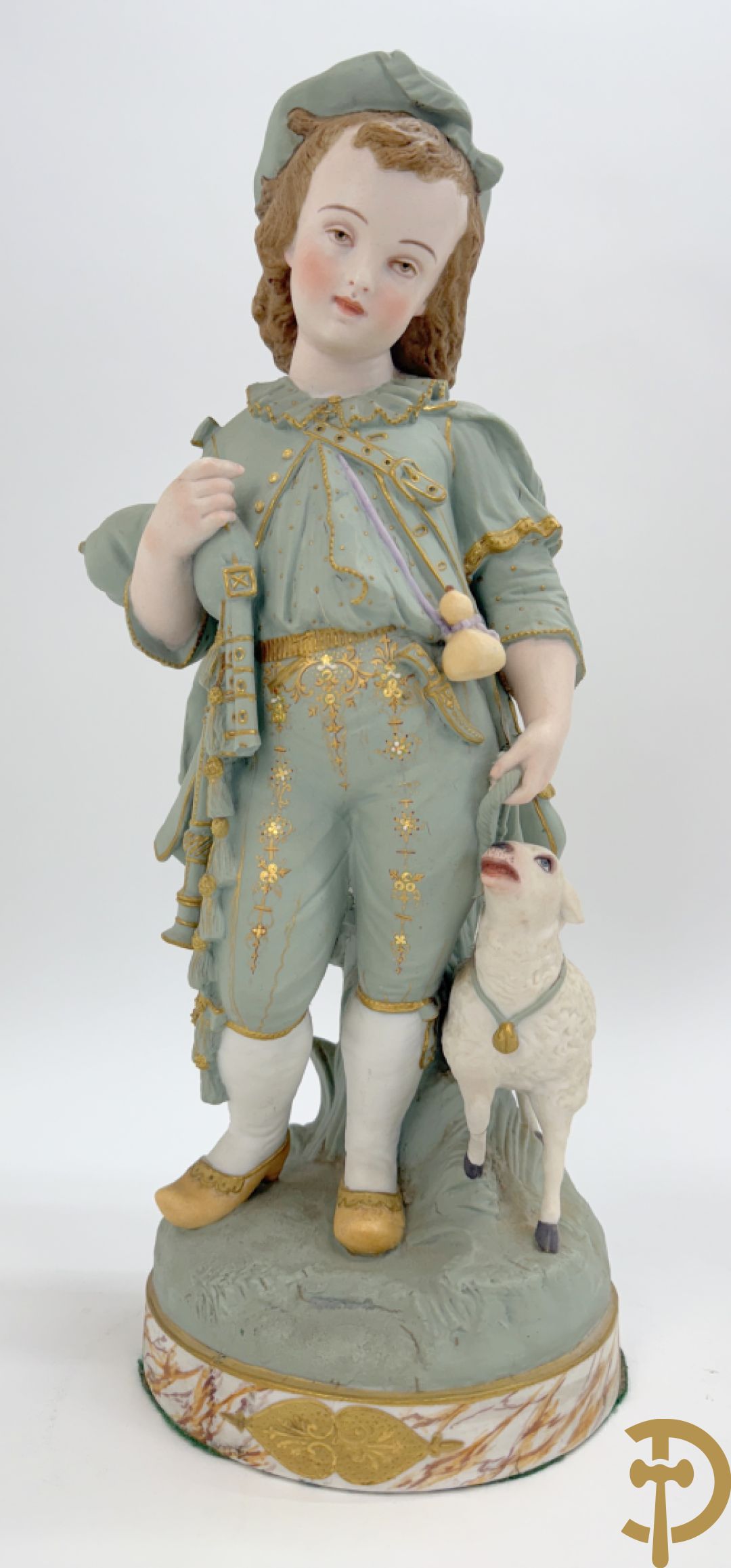 Paar grote Franse gekleurde biscuits van meisje en 
 jongen met schaap en geit