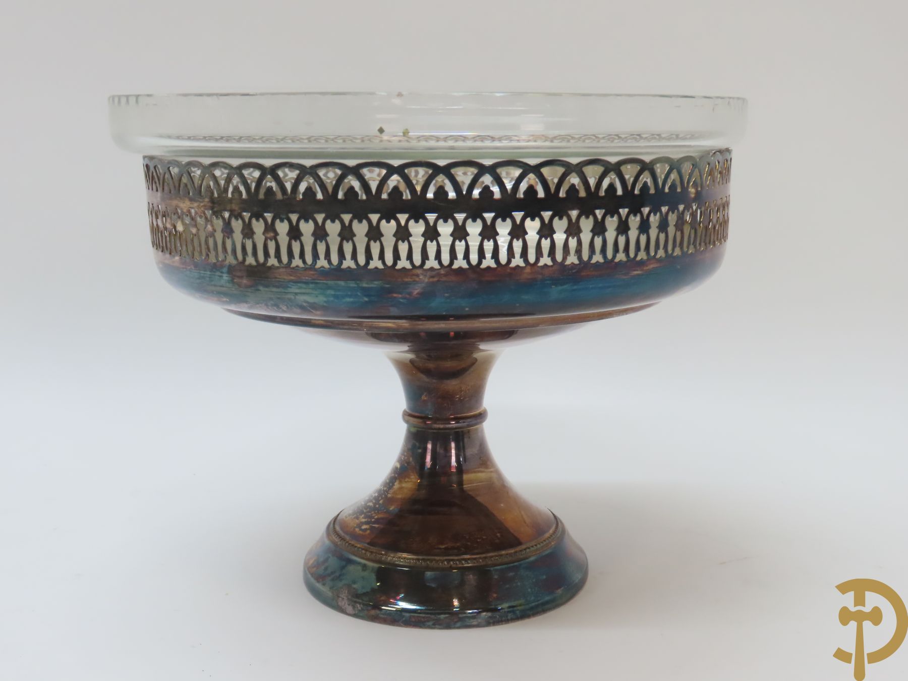 Verzilverd koffiestel MFD & Plated by Reed & Barton 2046 bestaande uit koffiekan, melkkan en suikerpot met ovale medaillons + verzilverde coupe met eekhoorn en rocaille + verzilverde coupe met glas + Verzilverde schenkkan met houten handvat