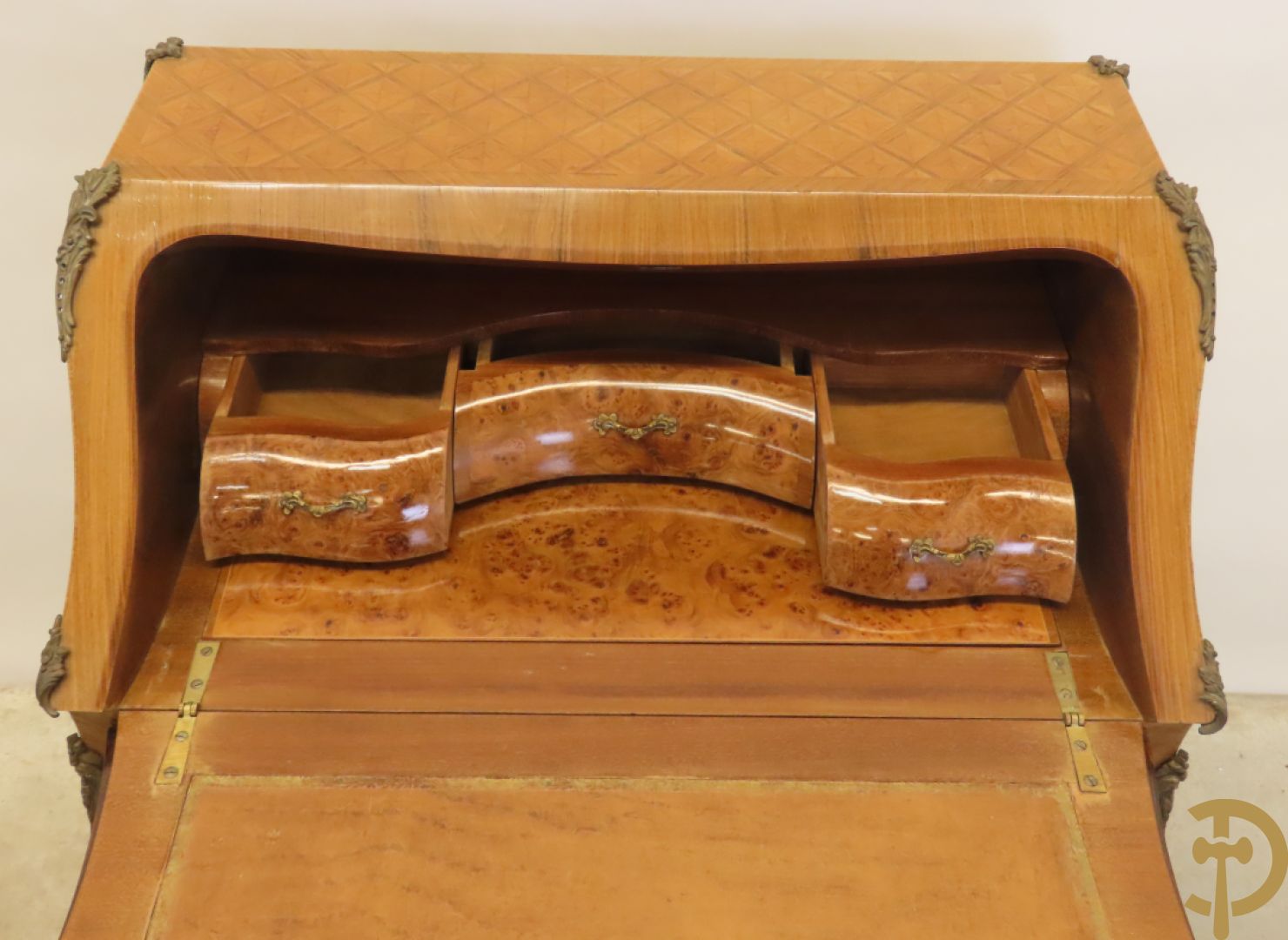 Notelaren damesklapsecretaire met parkettage en zonnestraalfineer, bezet met bronsbeslag - op voluutvormige poten