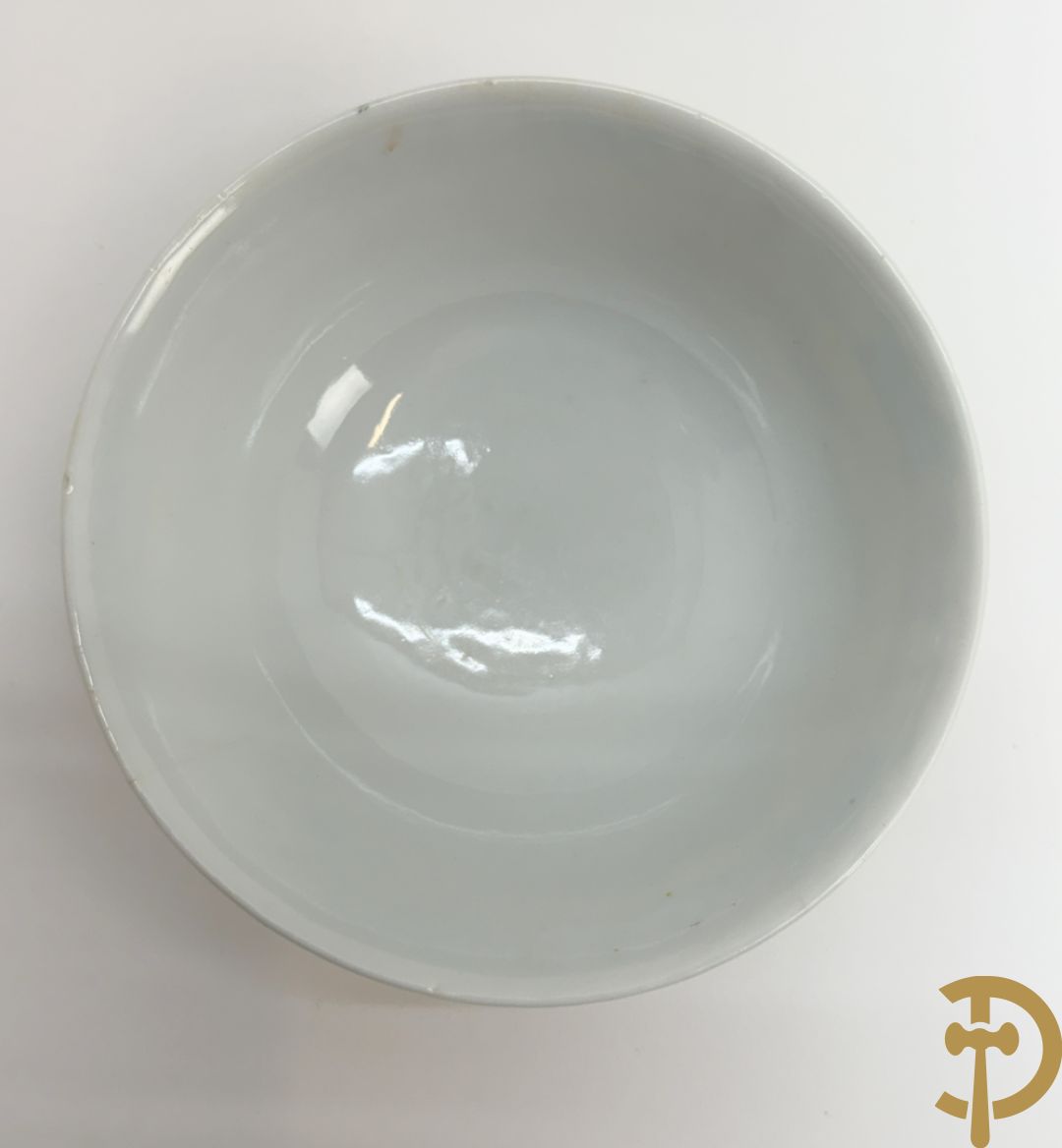 Chinees porseleinen kommetje met drakendecor op gele fond, onderaan gemerkt