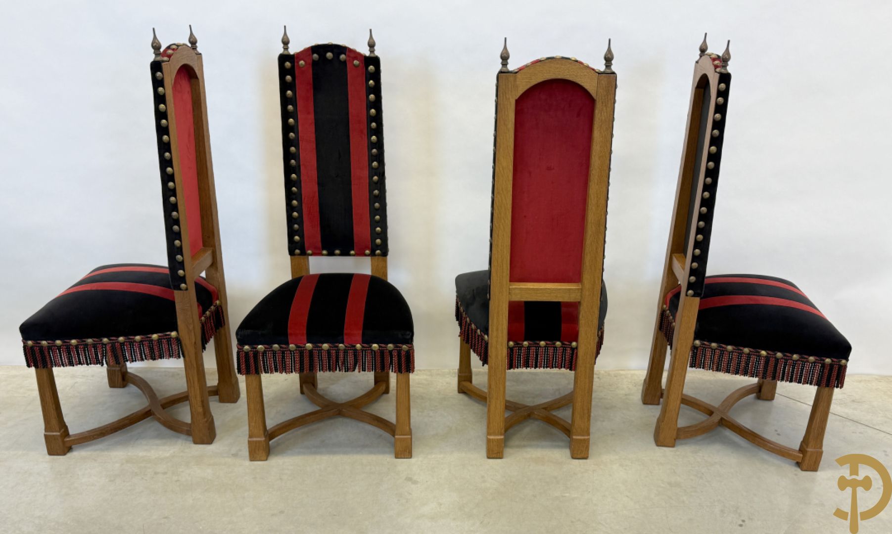 Massief eiken tafel met wangen en smeedijzer verbonden + 6 hoogleunige stoelen + 2 armzetels