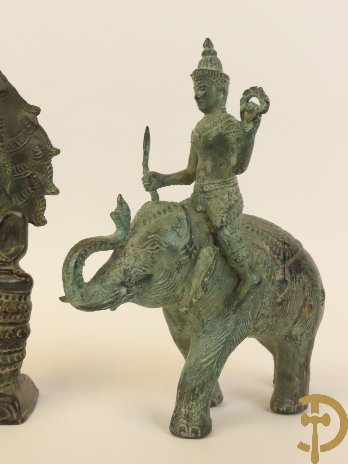 Aziatica bestaande uit bronzen zittende boedisatsvat onder boom, 2 bronzen olifanten met Indische figuren, bronzen zittende boedha, 4 Aziatische houtsculpturen van wijsgeren, Japanse dame in Satsumat en gipsen geknielde geisha