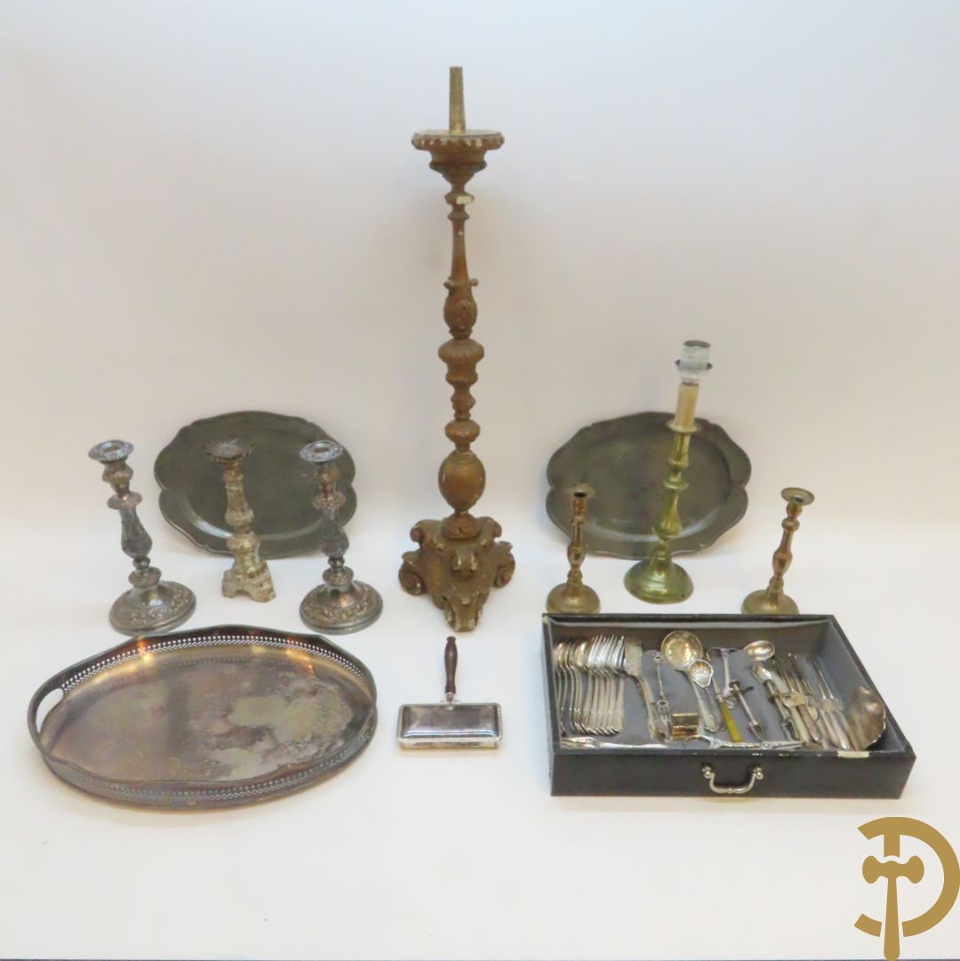 Reeks verzilverde kandelaars met rocailles + paar koperen kandelaars + houten kandelaar + 2 tinnen schotels + bestek e.a.