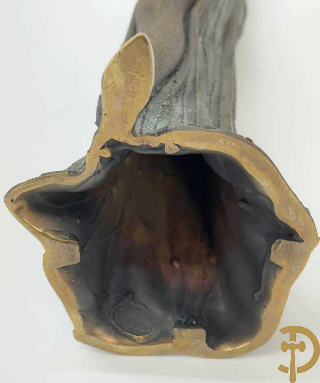 Gemonogrammeerd met symbool bovenaan 