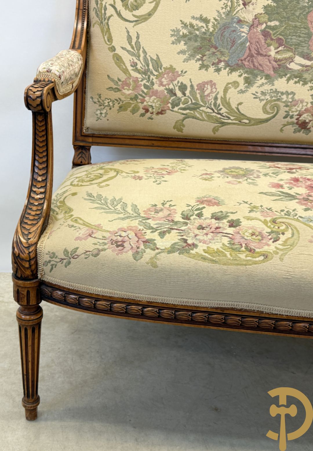 Vijfdelig notelaren Louis XVI salonensemble bestaande uit canapé, 2 armzetels en 2 stoelen