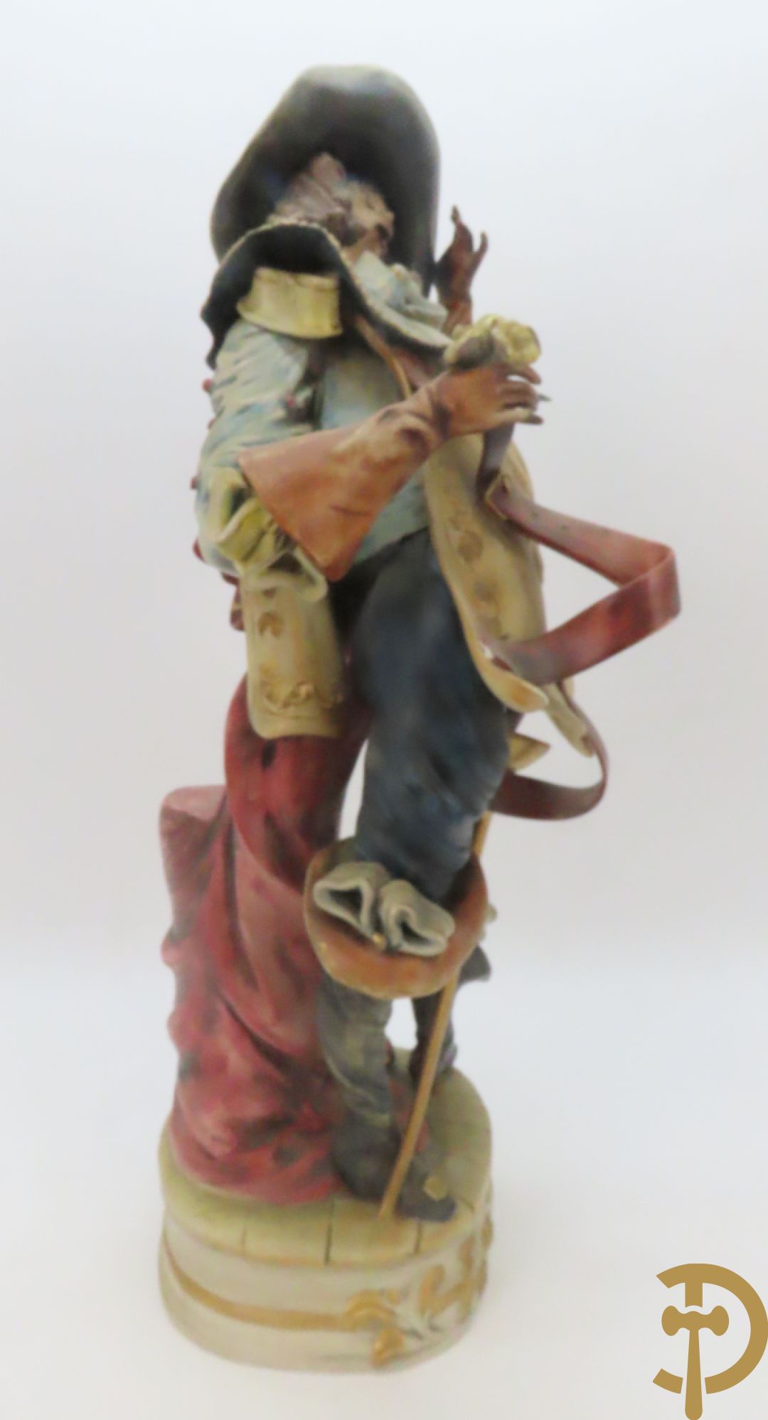 Twee Italiaanse beelden in meerkleurige faience, Cirano de Bergerac