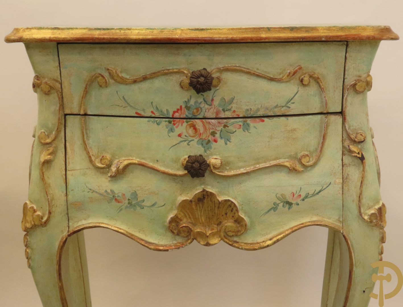 Paar gegalbeerde en gemonochromeerde bijzetkastjes met 2 lades en beschilderd bloemendecor op voluutvormige poten