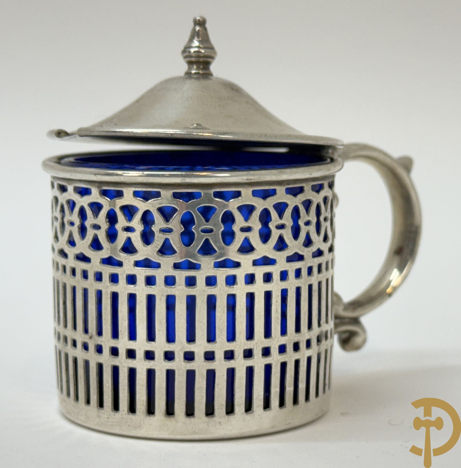 Massief zilveren schelp met lepeltje + 2 openklapbare   sucriers + peper- en zoutstel + mosterdpotje met zilveren omhulsel