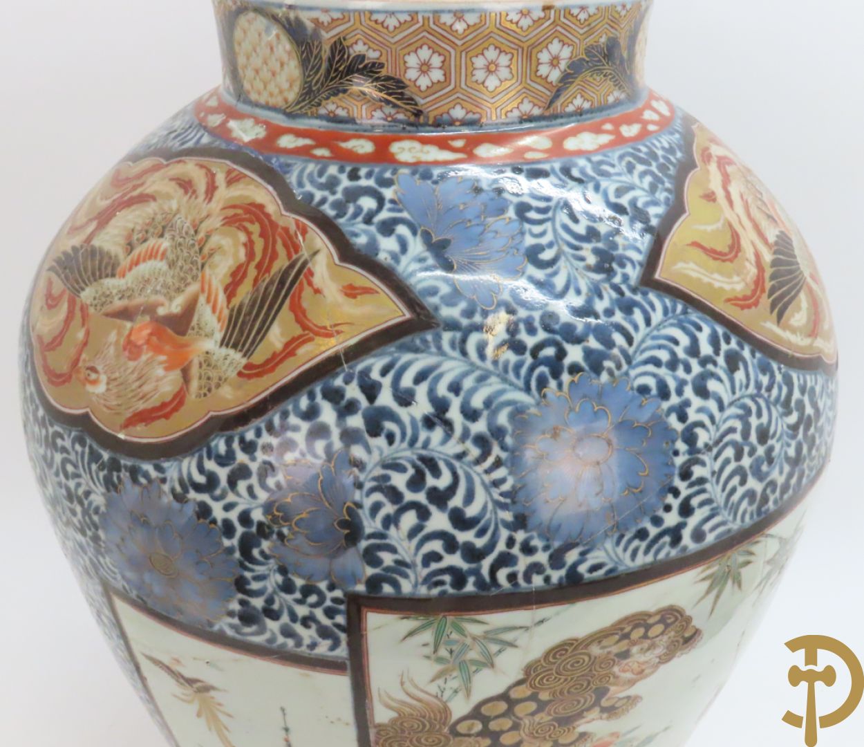 Grote Japanse Imari dekselpotiche bezet met fo hond en natuurtaferelen