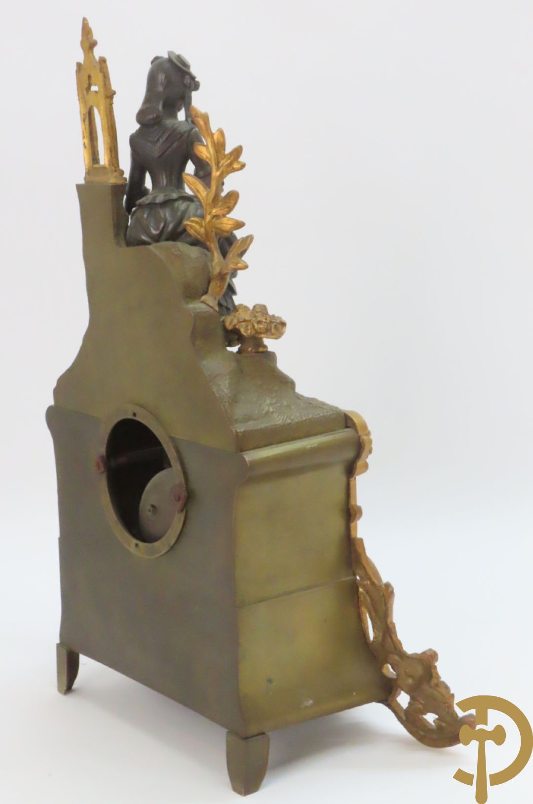 Bronzen pendule bezet met elegante dame en onderaan met basrelief en rocailles