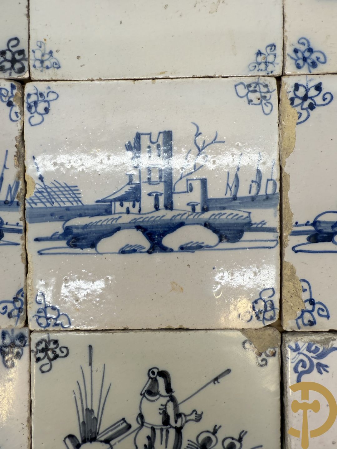 Negen Delftse tegeltjes met geanimeerd decor (6 stuks) en landschappen (3 stuks)