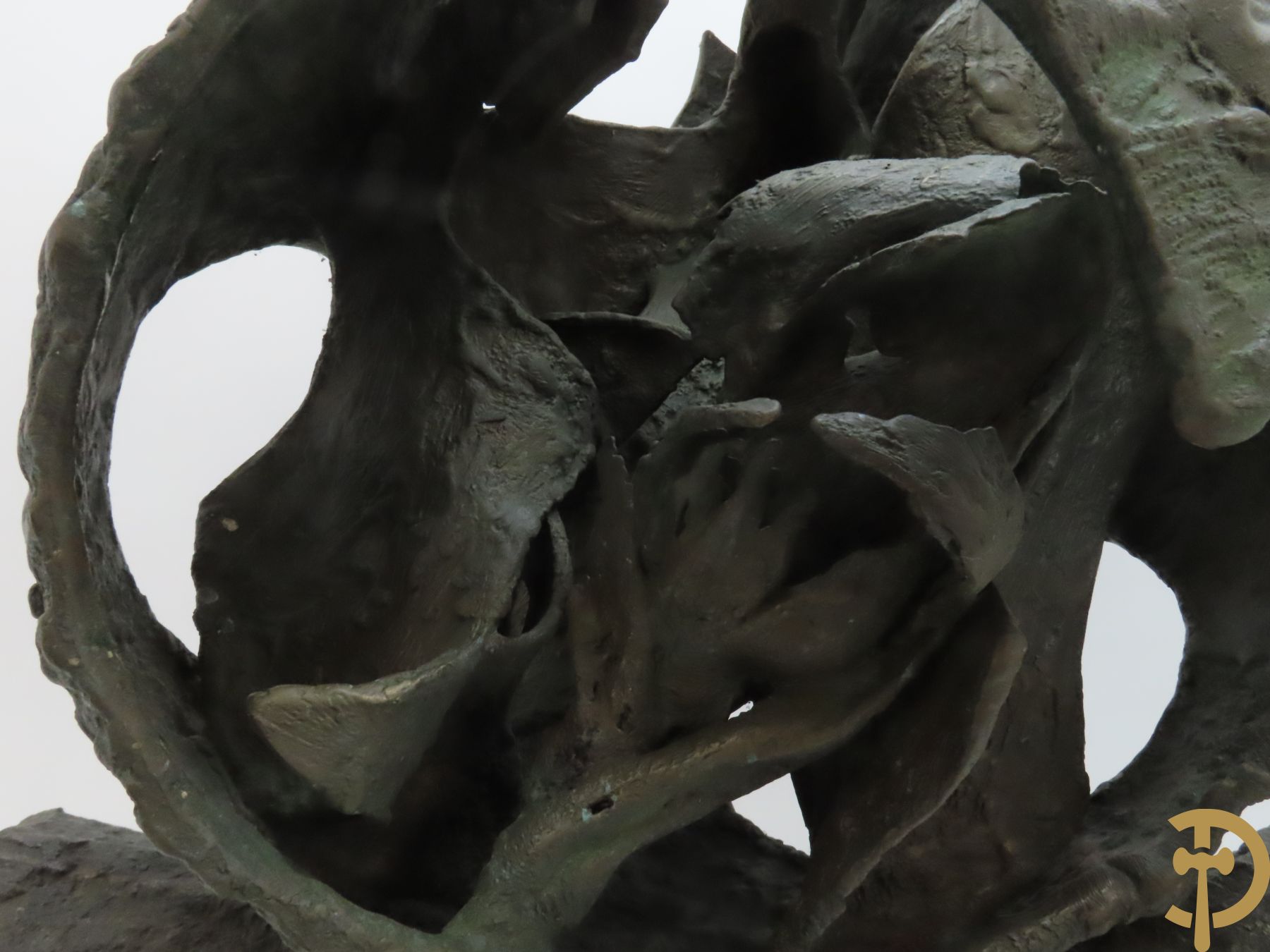 LAMPENS Mark getekend op arduinene sokkel - Kegelvormige bronssculptuur met grillig rolwerk