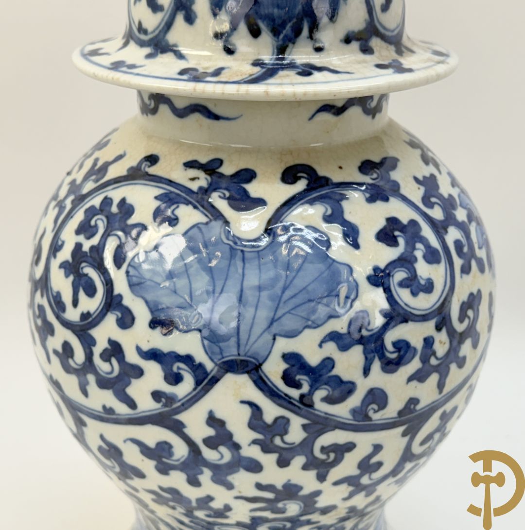 Paar Chinese dekselpotiches in blauw wit porselein met bloemendecor en accanthusranken