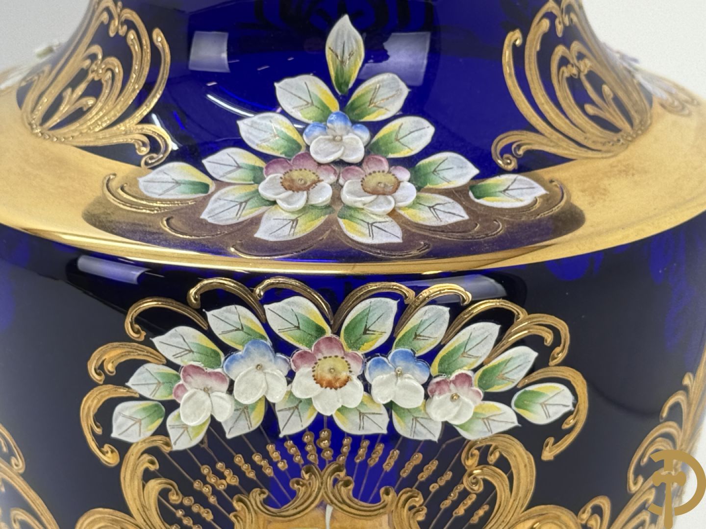 Grote Italiaanse blauwe glazen vaas met vergulde motieven en bloemen